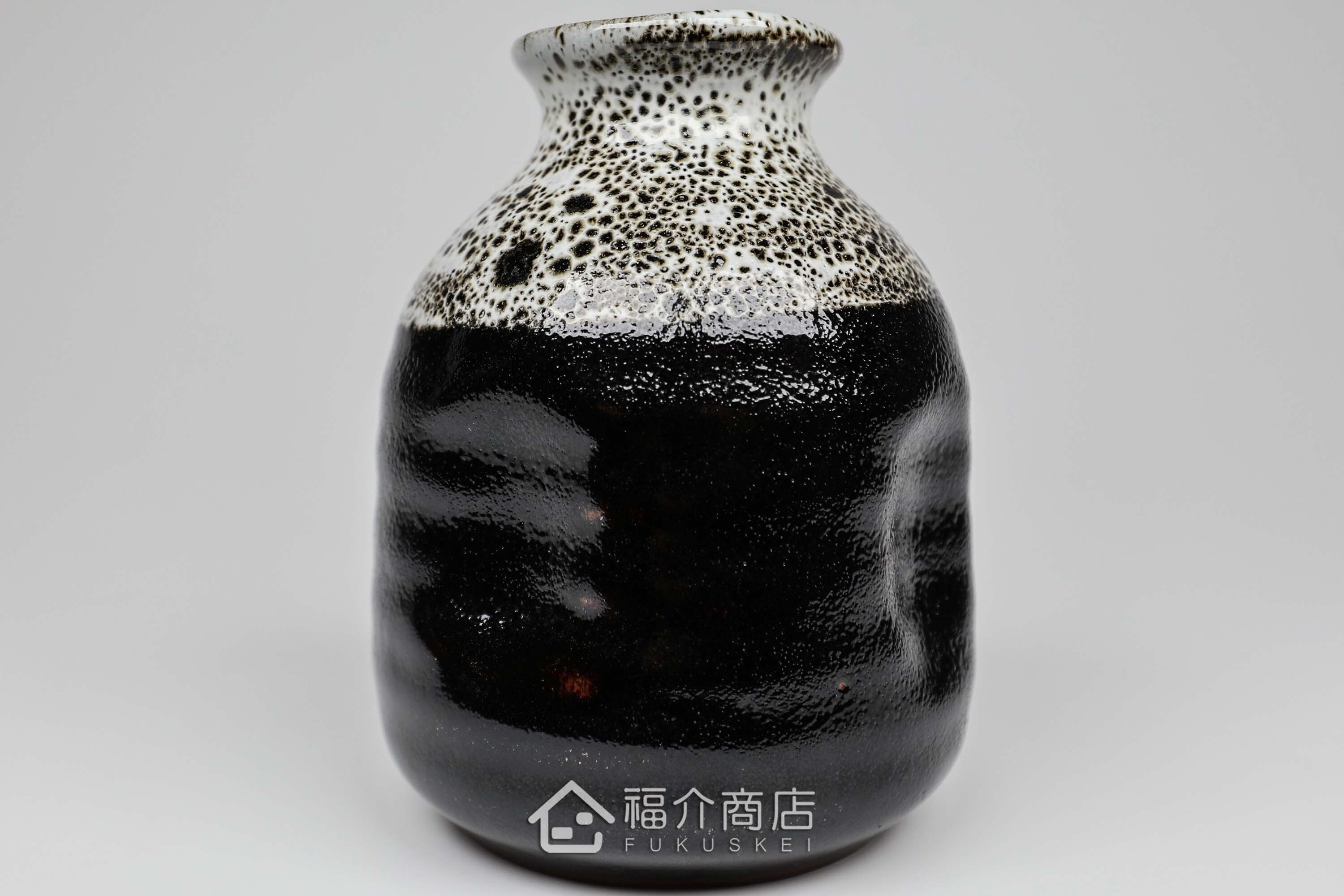 可以盛裝清酒或飲料的黑白造型小酒杯與清酒壺組合