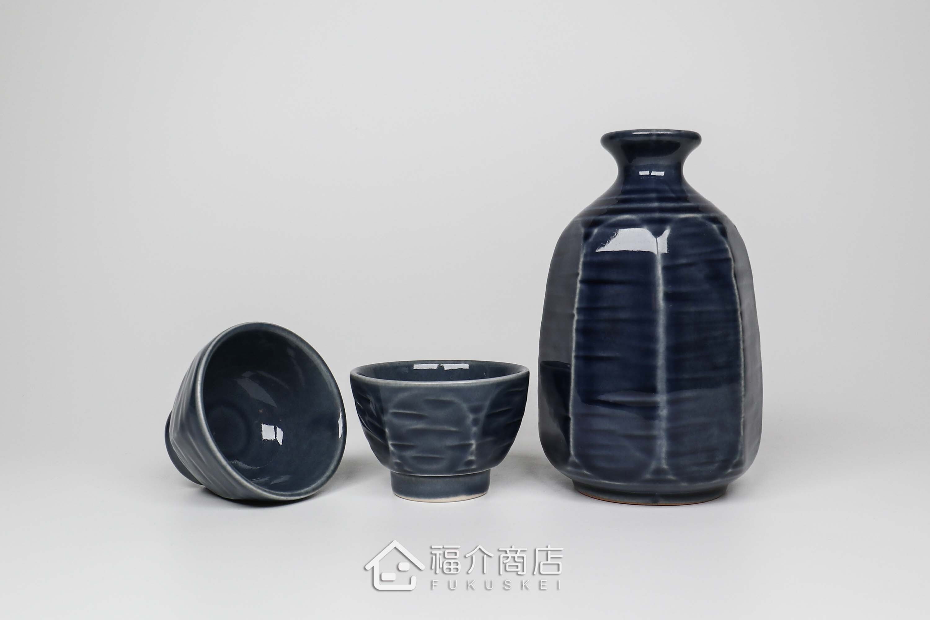 可以盛裝清酒或飲料的八角造型藍色小酒杯