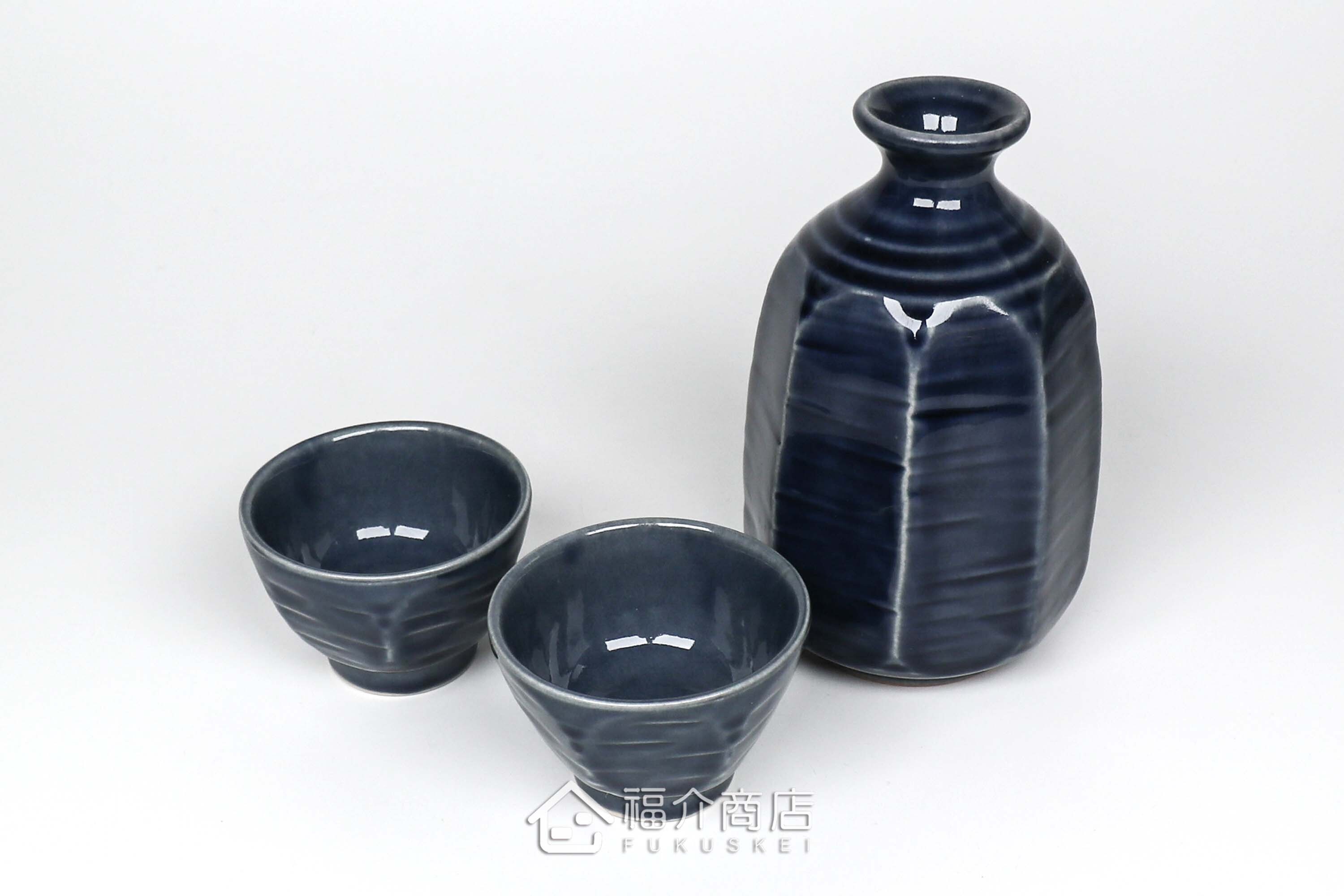 可以盛裝清酒或飲料的八角造型藍色小酒杯
