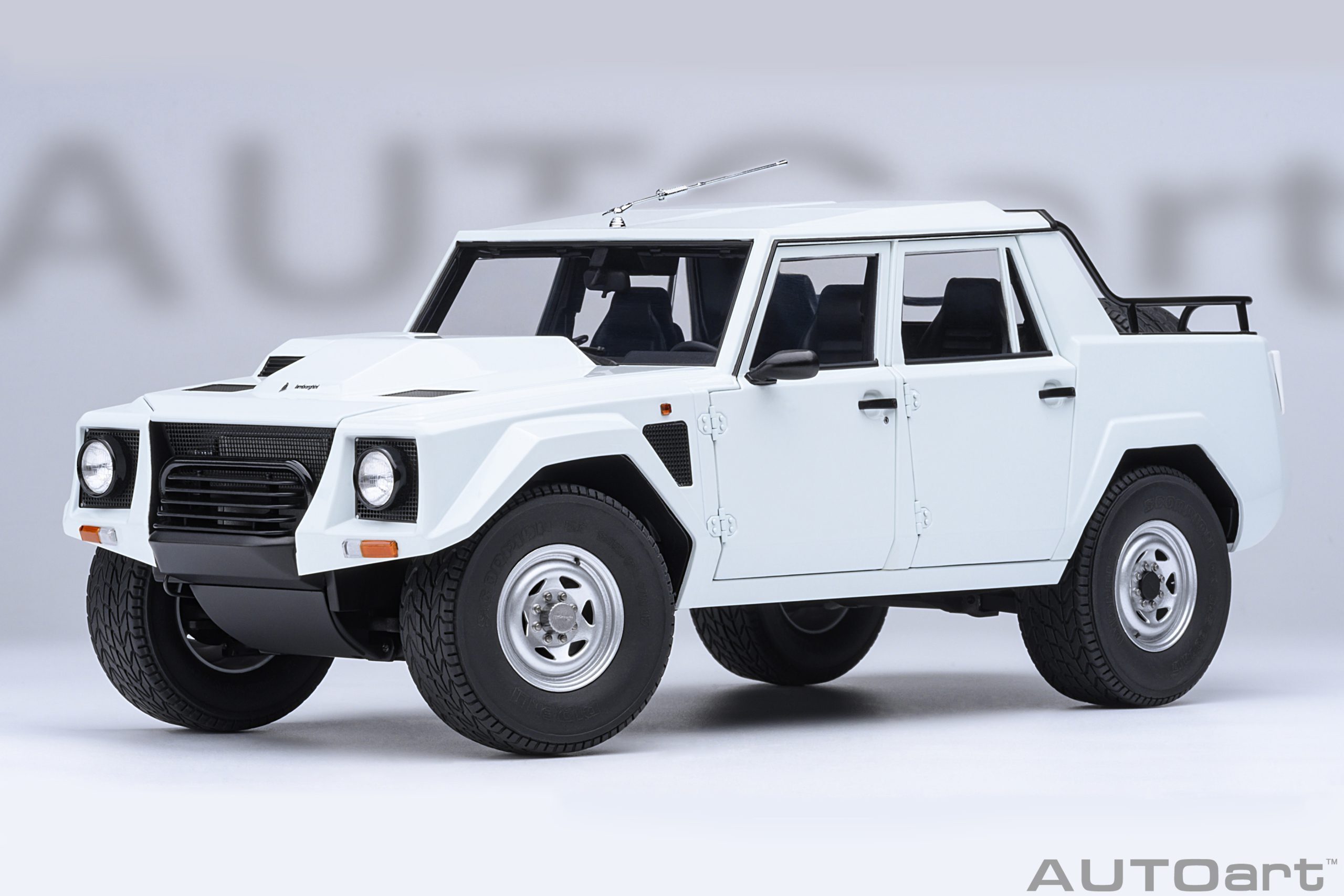 1/18 AUTOART Lamborghini LM002 (Bianco Polo Park) (74549)