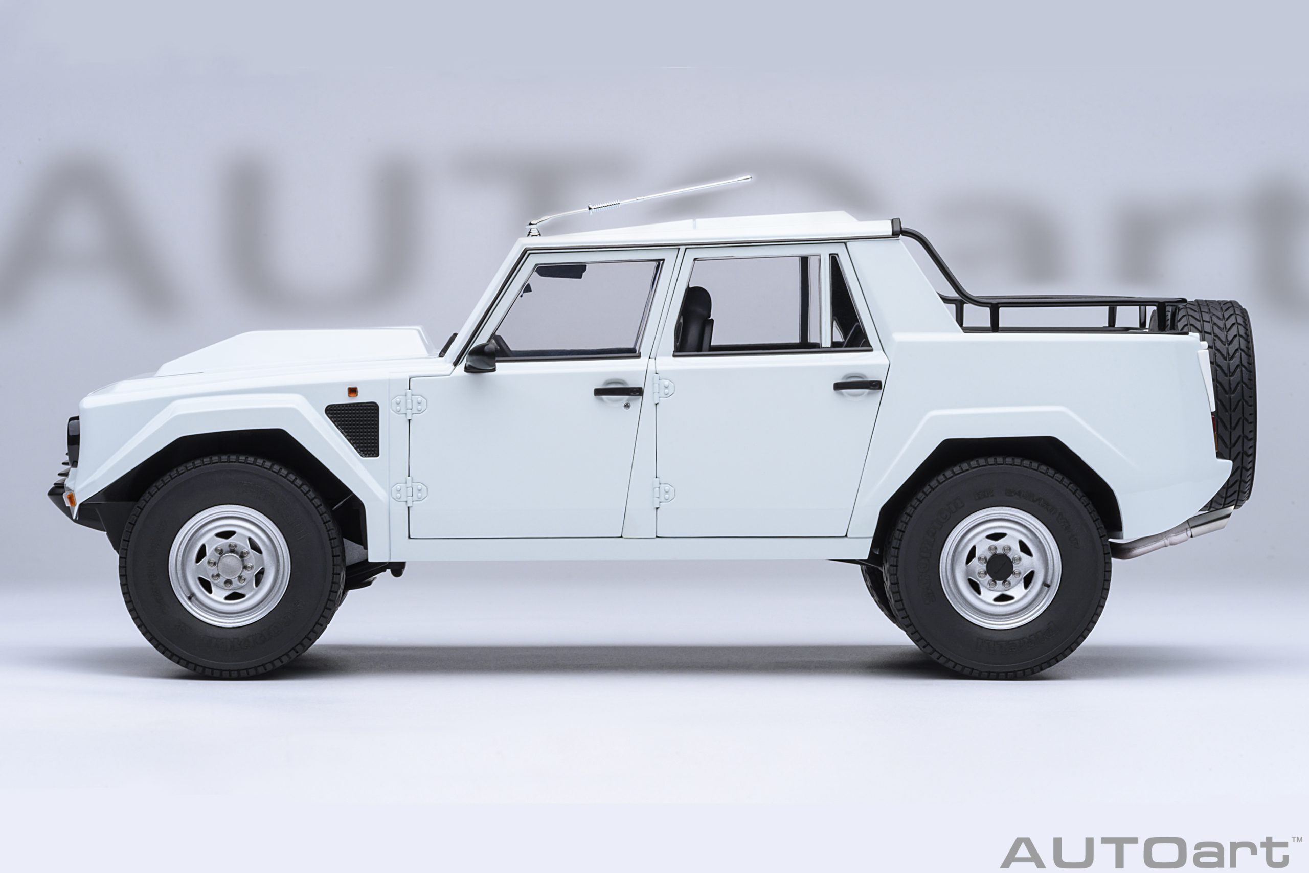 1/18 AUTOART Lamborghini LM002 (Bianco Polo Park) (74549)