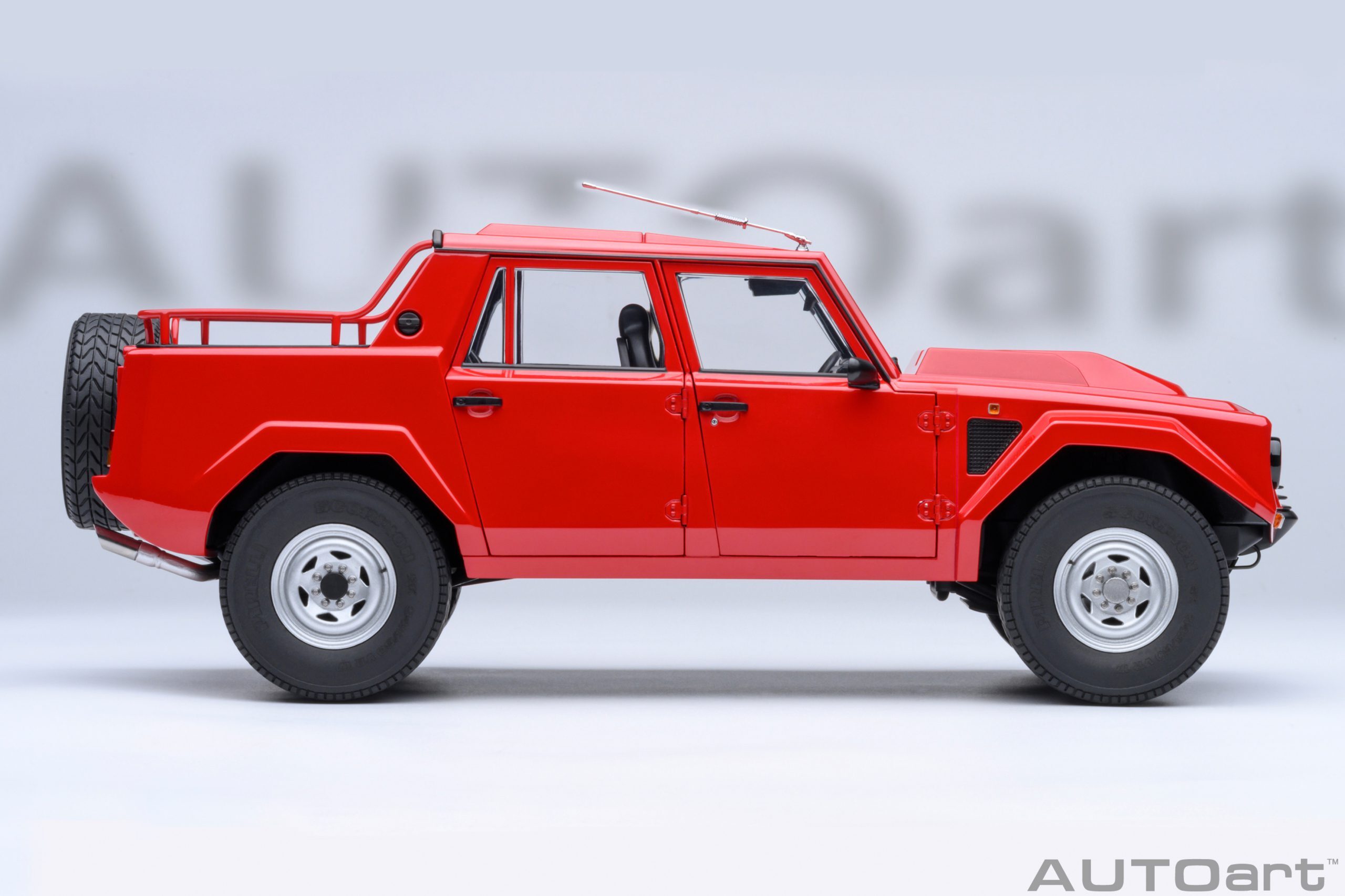 1/18 AUTOART Lamborghini LM002 (Rosso Siviglia) (74551)