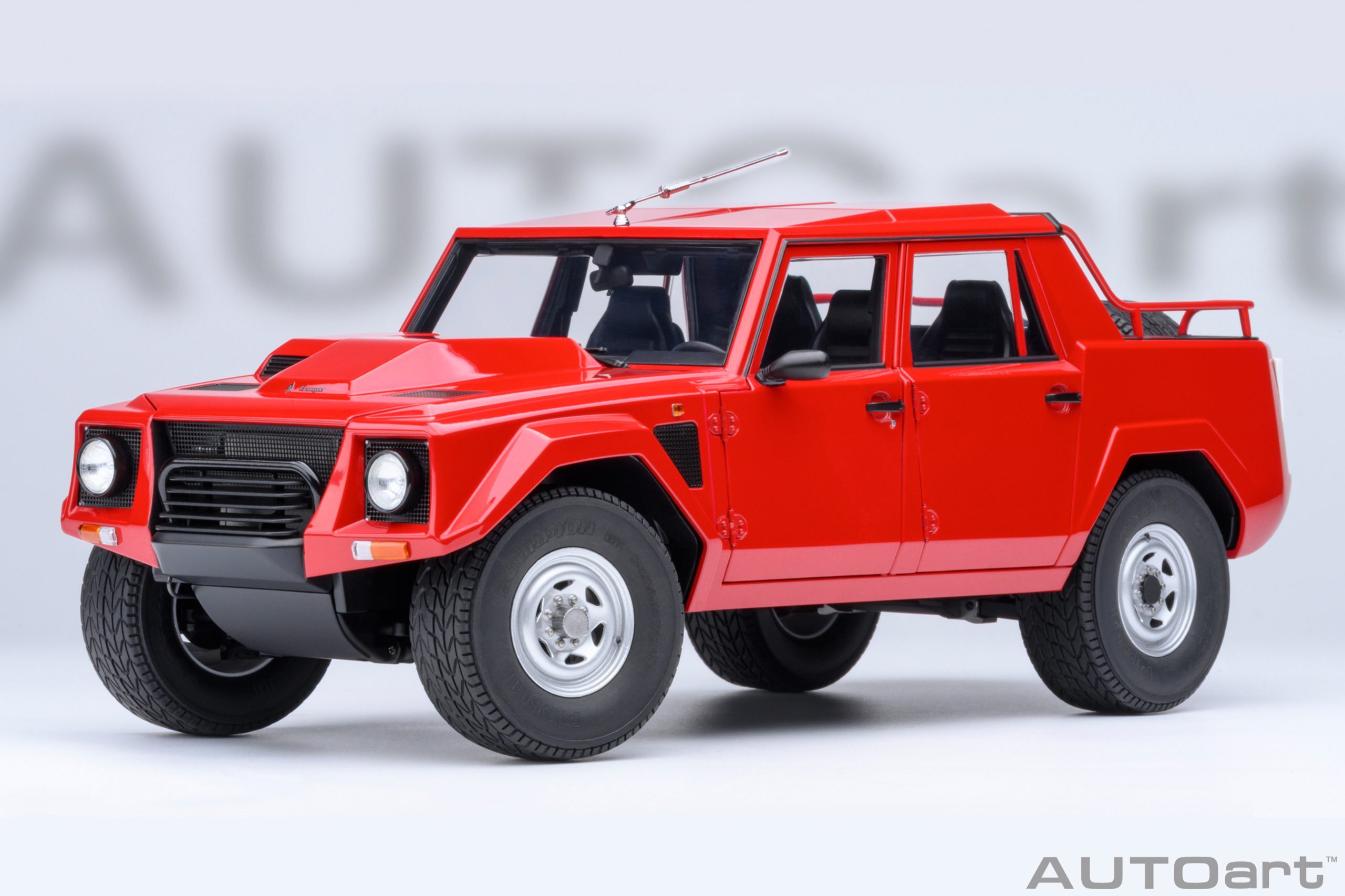 1/18 AUTOART Lamborghini LM002 (Rosso Siviglia) (74551)