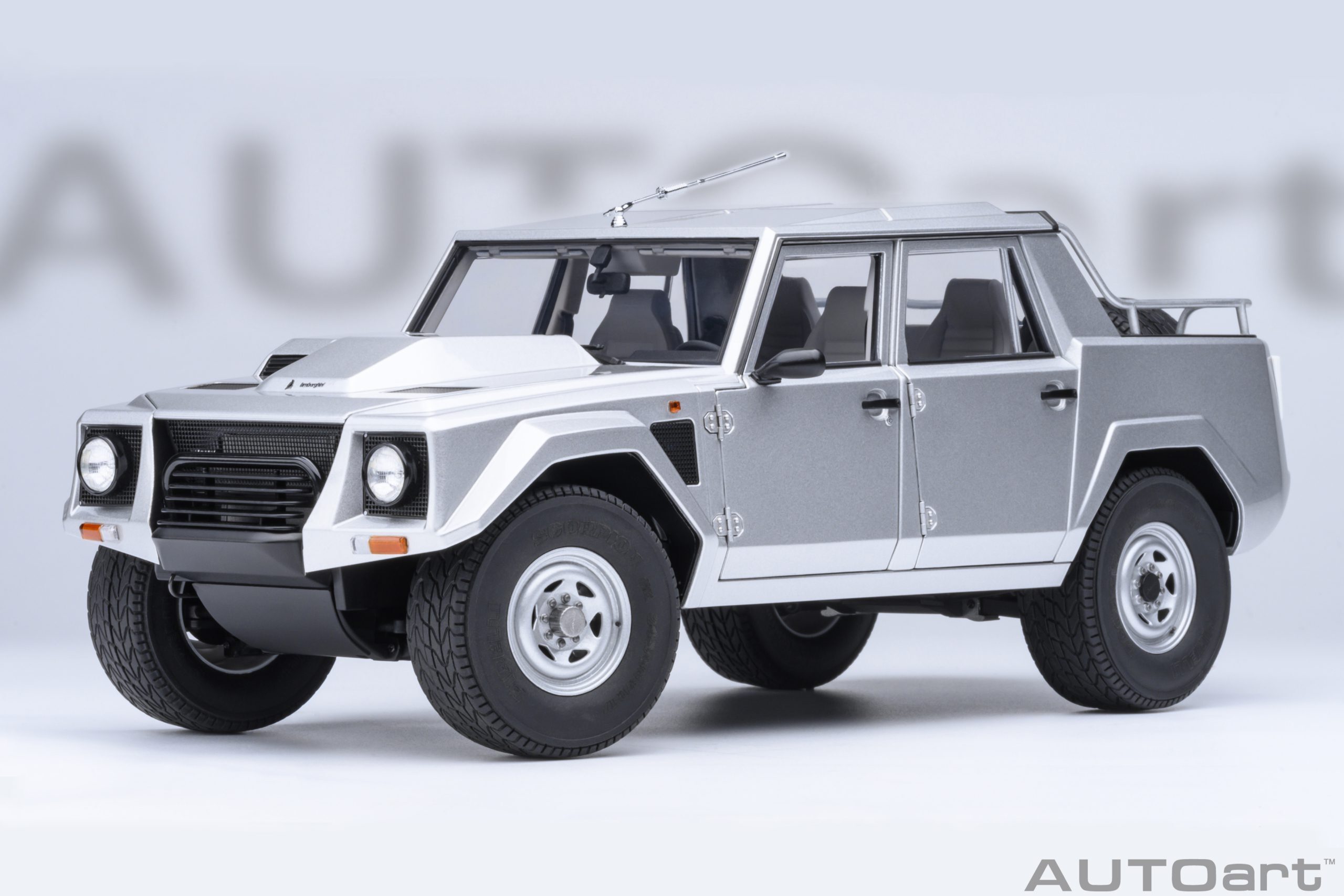1/18 AUTOART Lamborghini LM002 (Argento) (74553)