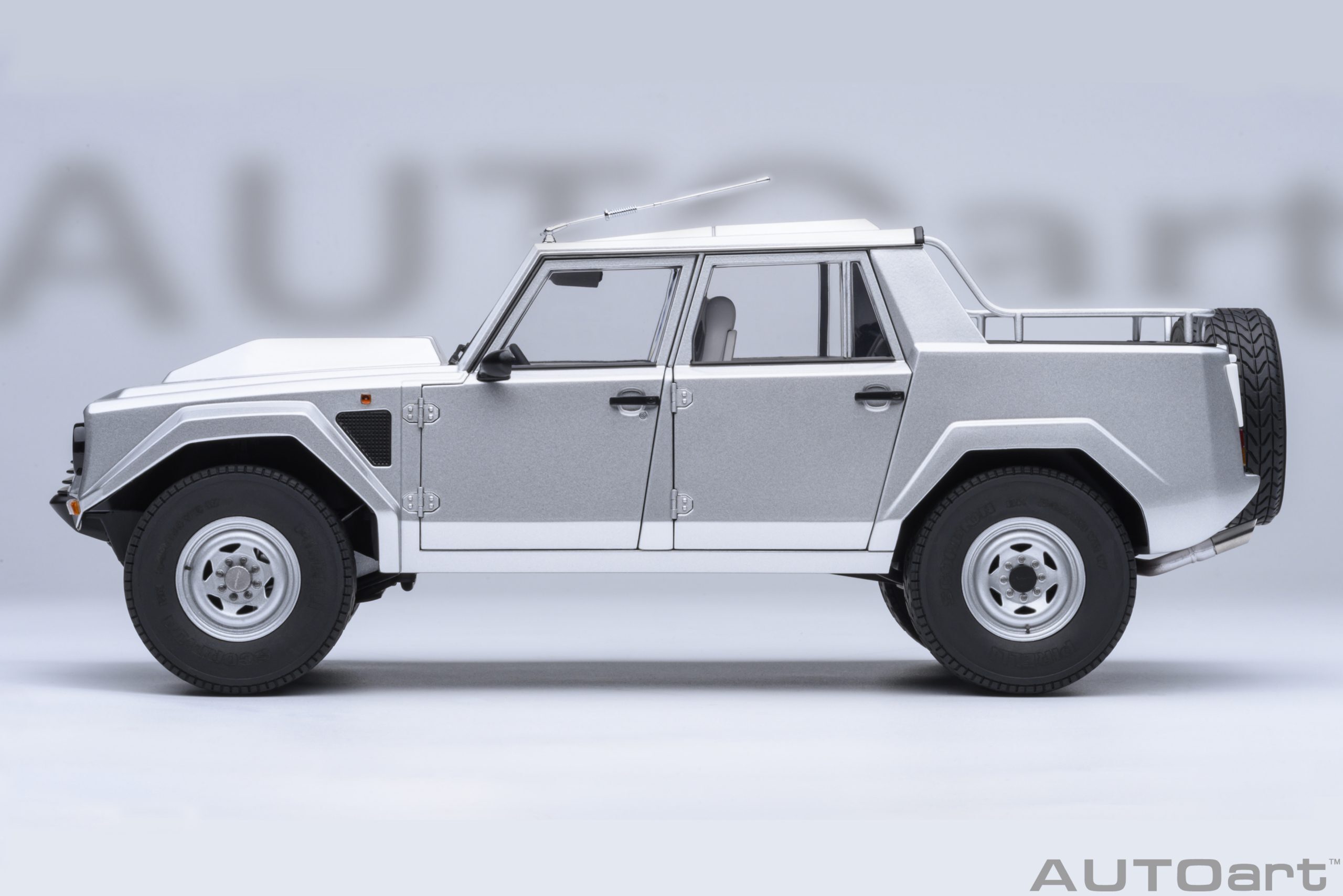 1/18 AUTOART Lamborghini LM002 (Argento) (74553)