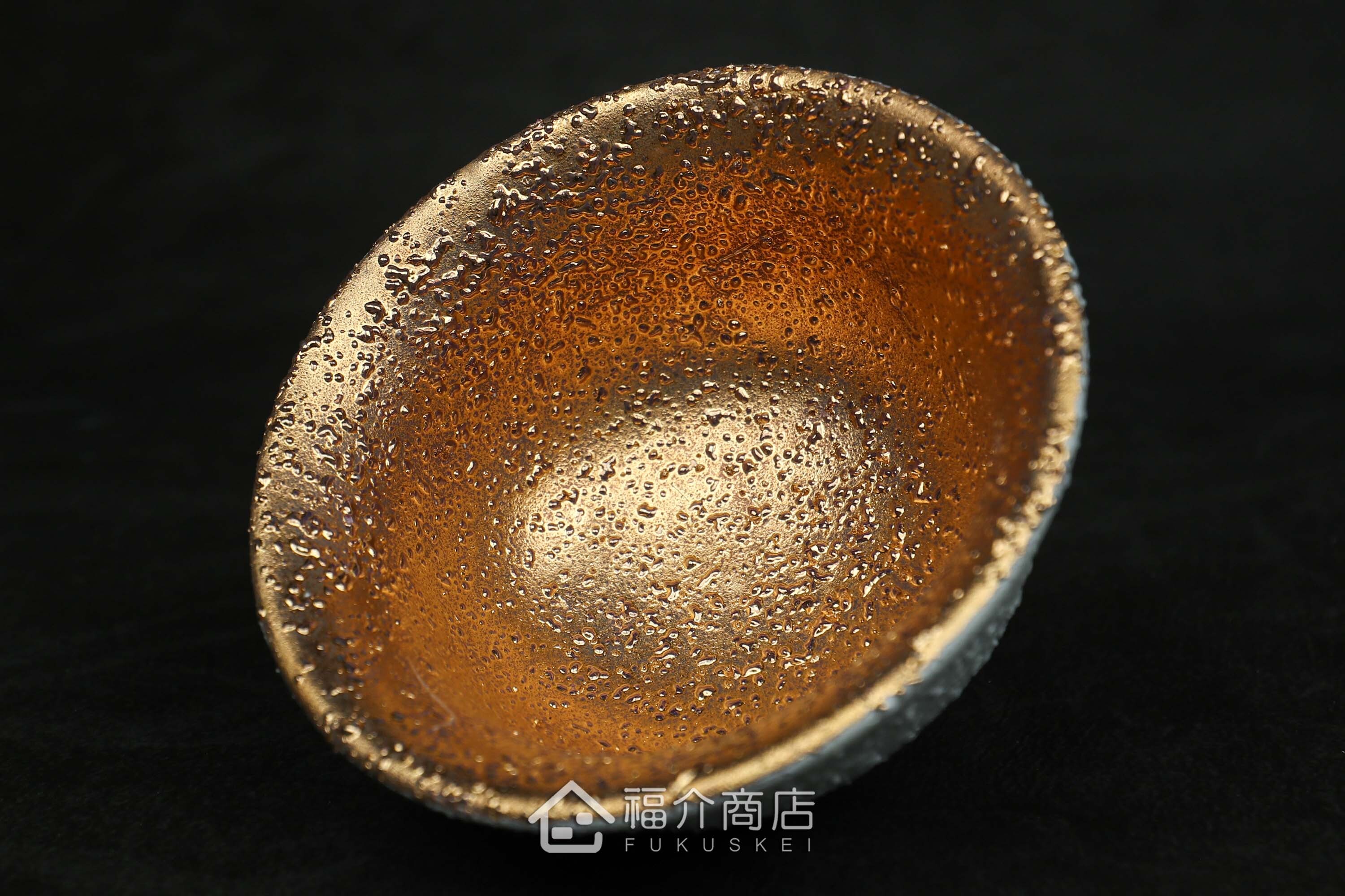 白中帶金有小刺造型的清酒壺與小酒杯