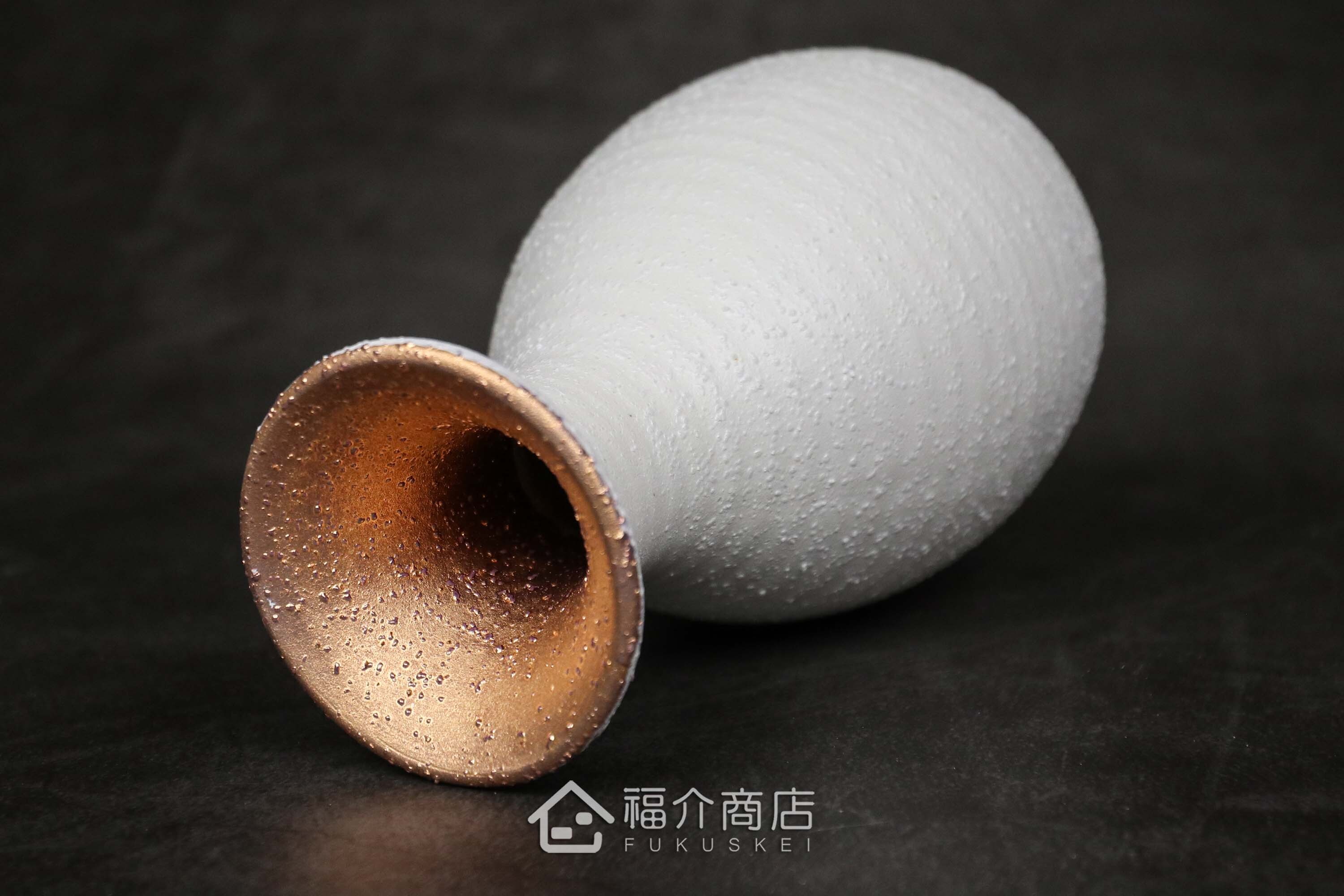 白中帶金有小刺造型的清酒壺與小酒杯