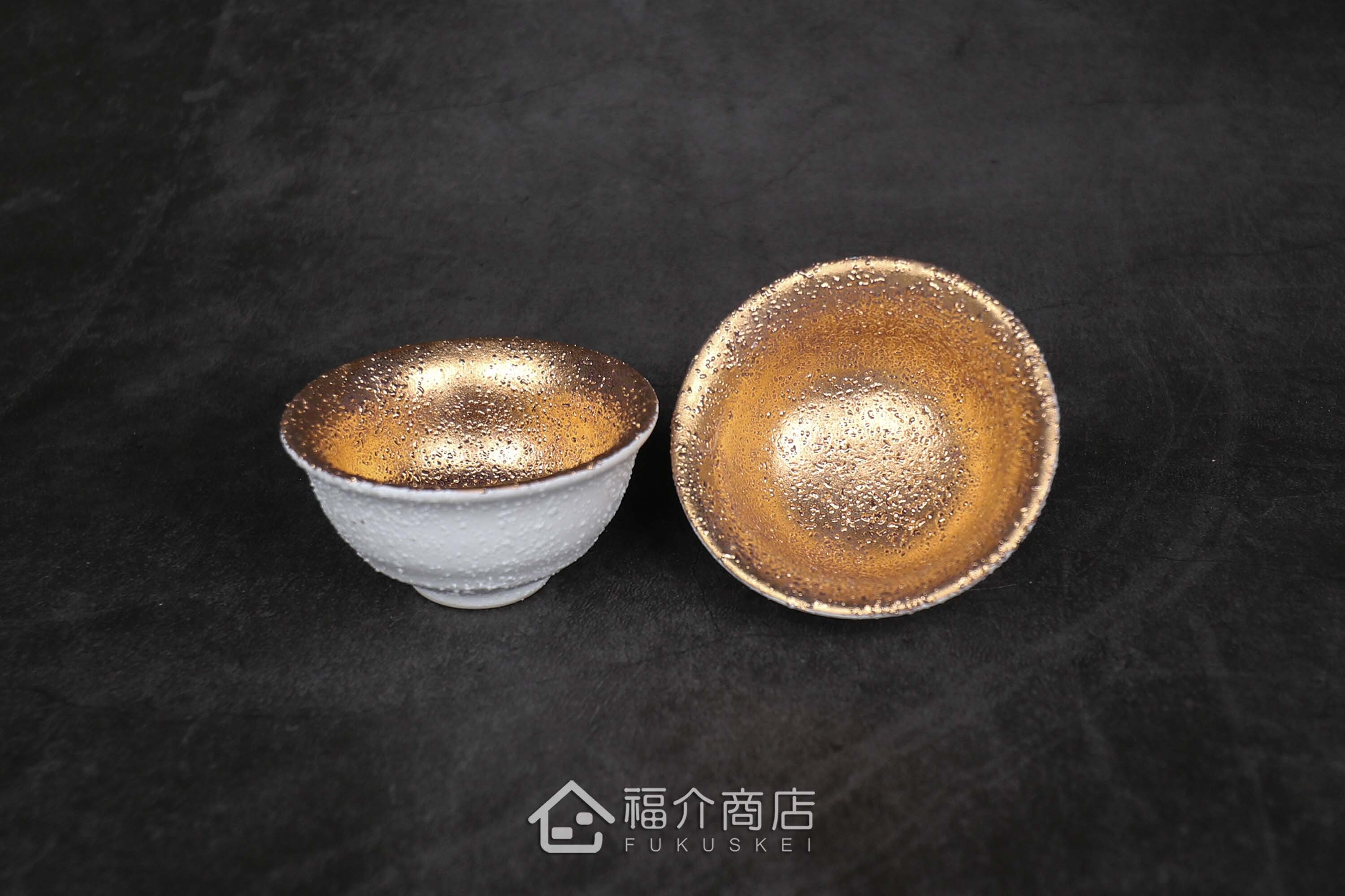 白中帶金有小刺造型的清酒壺與小酒杯