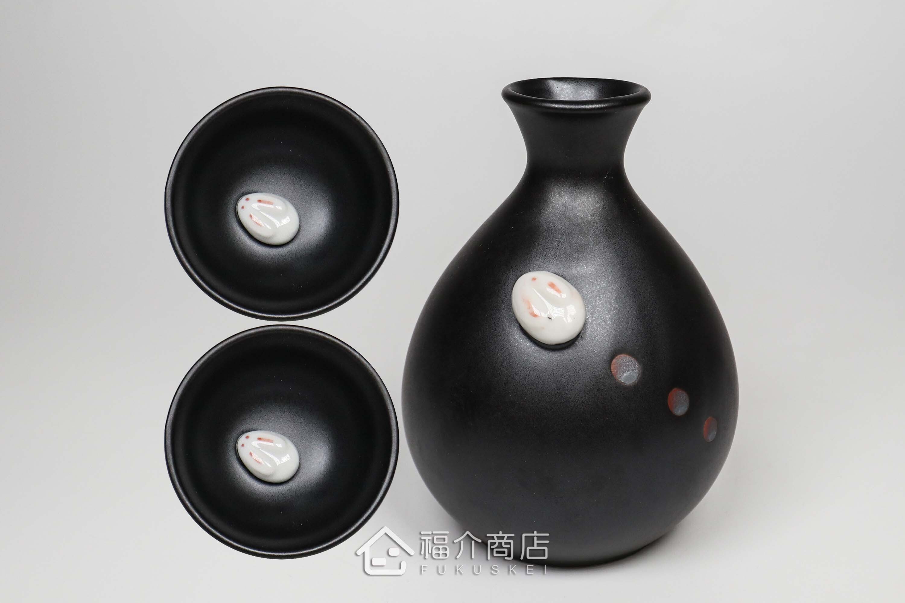 杯內有白兔造型的黑色清酒杯與黑色的月兔造型清酒壺