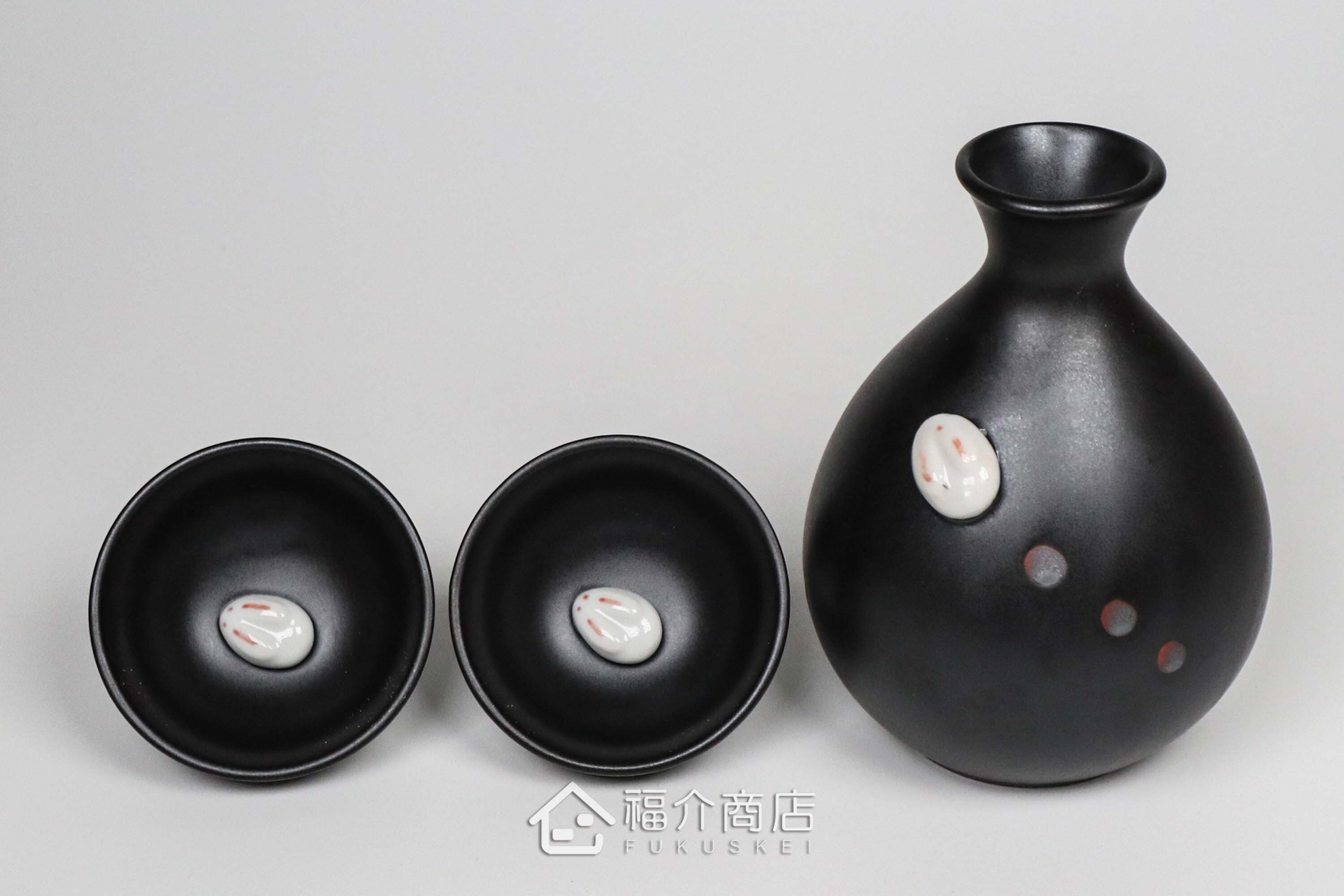 杯內有白兔造型的黑色清酒杯與黑色的月兔造型清酒壺