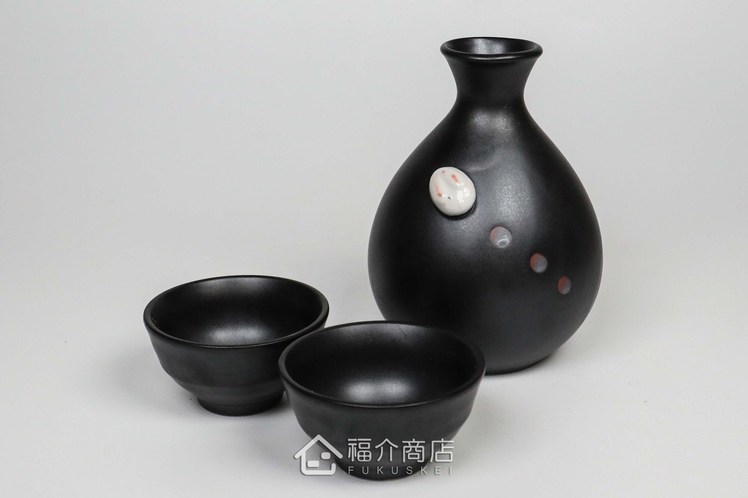 杯內有白兔造型的黑色清酒杯與黑色的月兔造型清酒壺