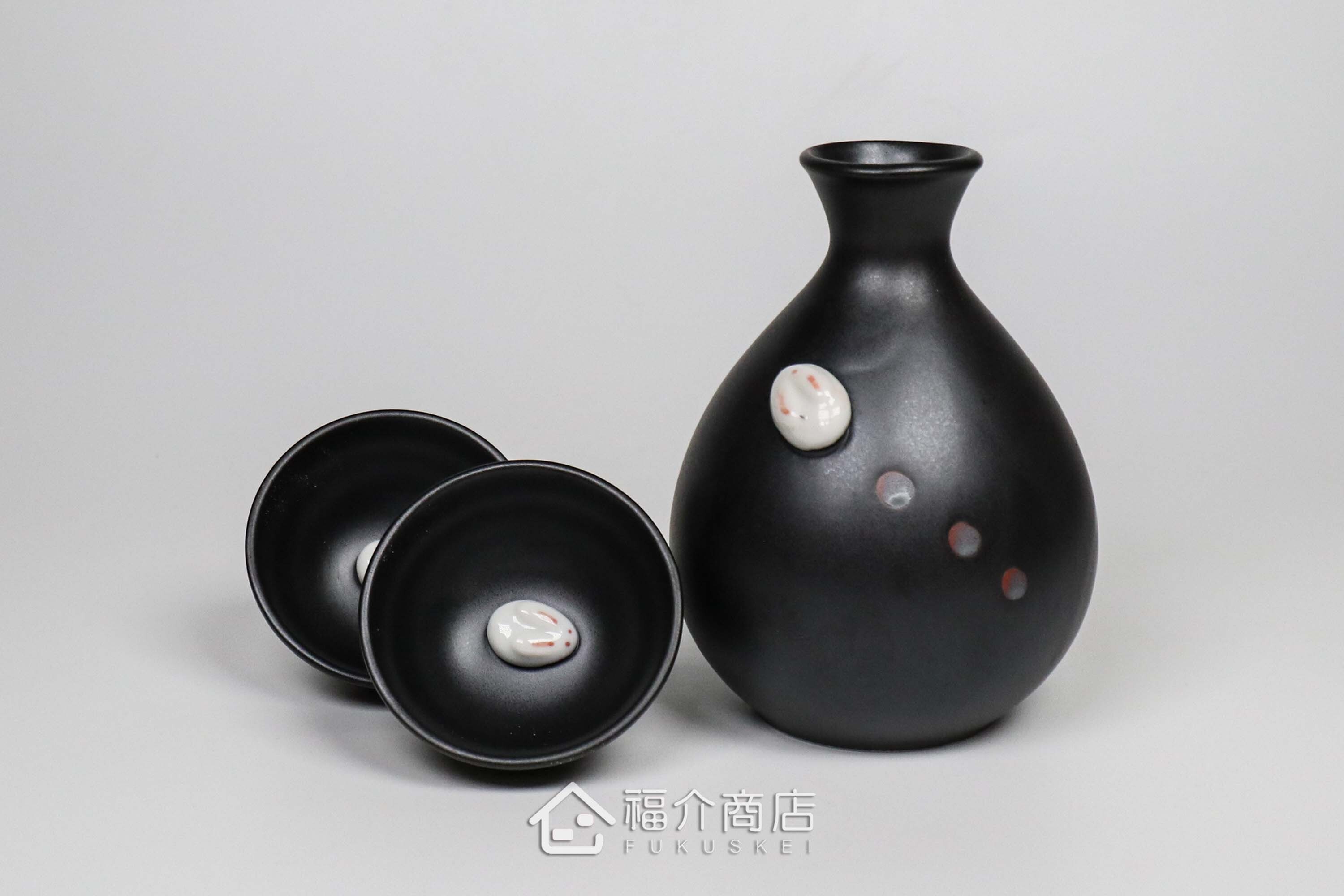 杯內有白兔造型的黑色清酒杯與黑色的月兔造型清酒壺