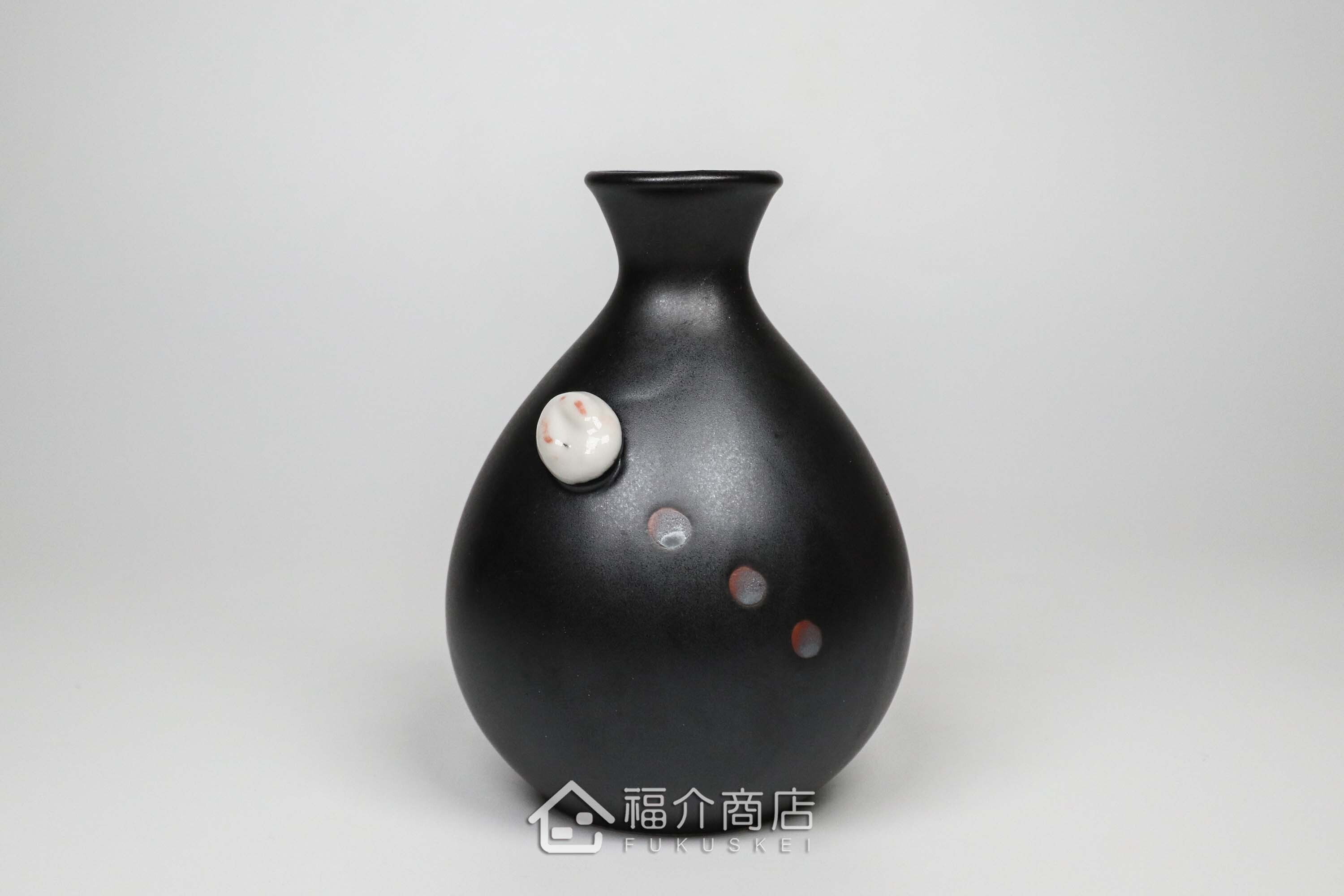 杯內有白兔造型的黑色清酒杯與黑色的月兔造型清酒壺