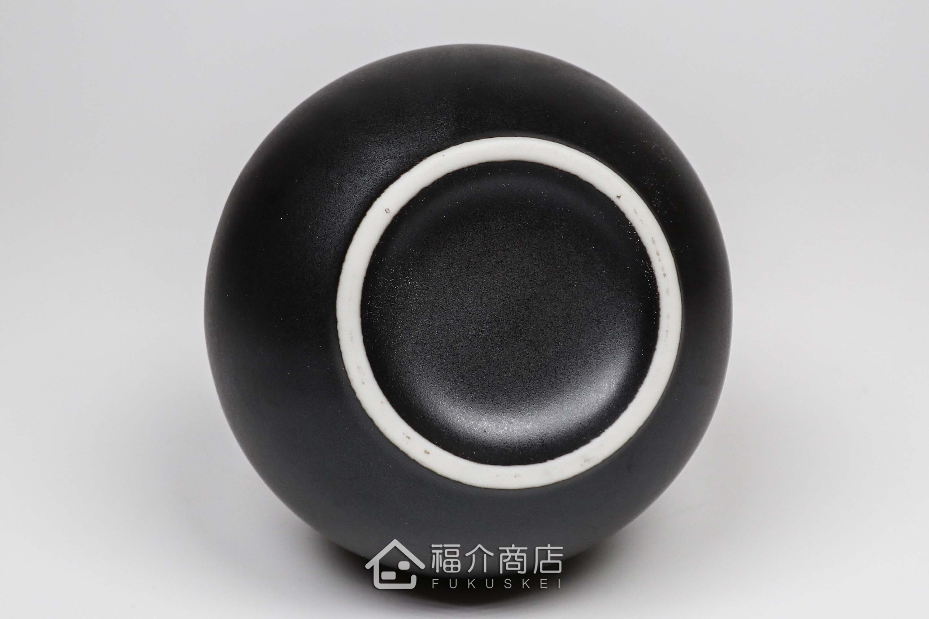 杯內有白兔造型的黑色清酒杯與黑色的月兔造型清酒壺
