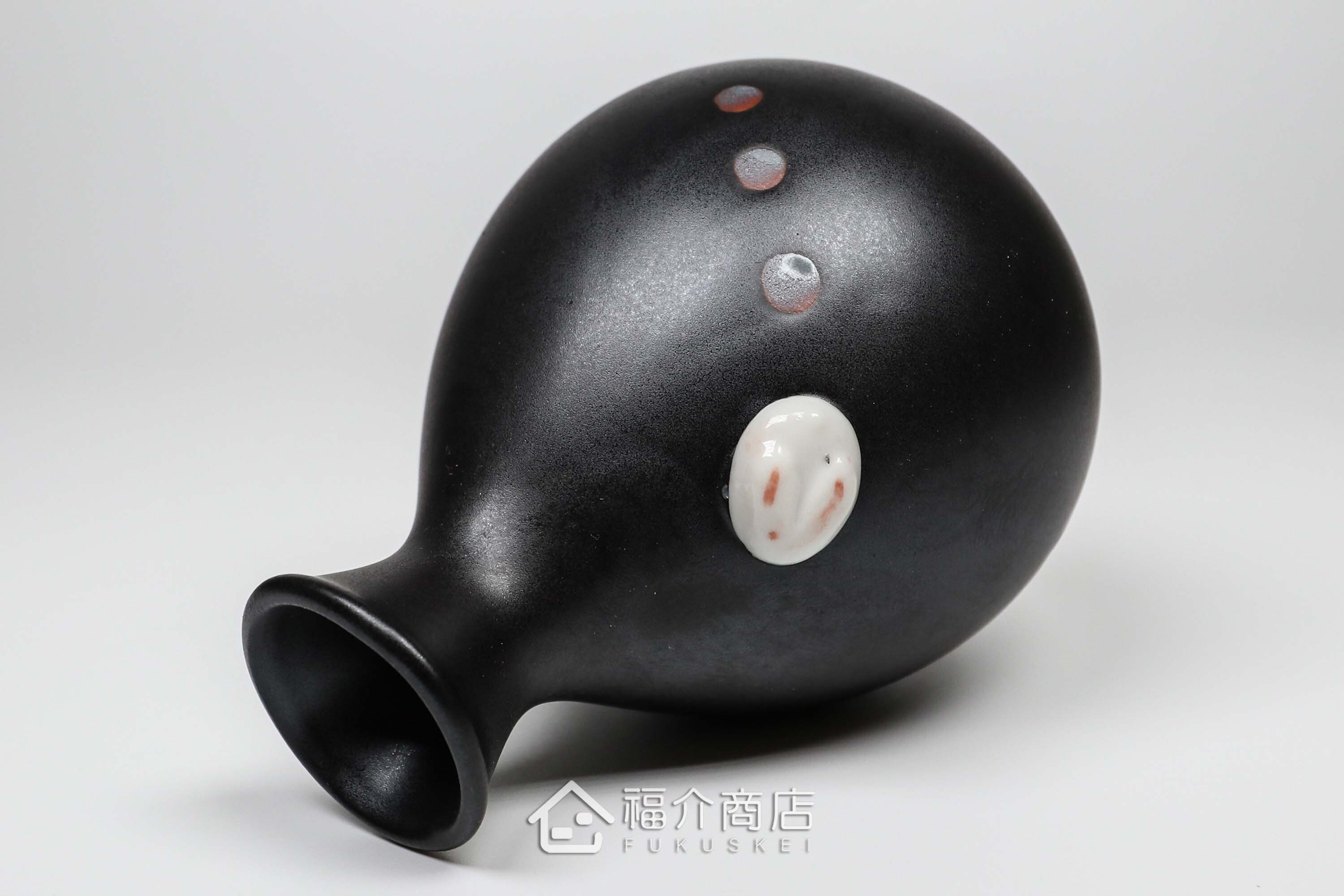 杯內有白兔造型的黑色清酒杯與黑色的月兔造型清酒壺