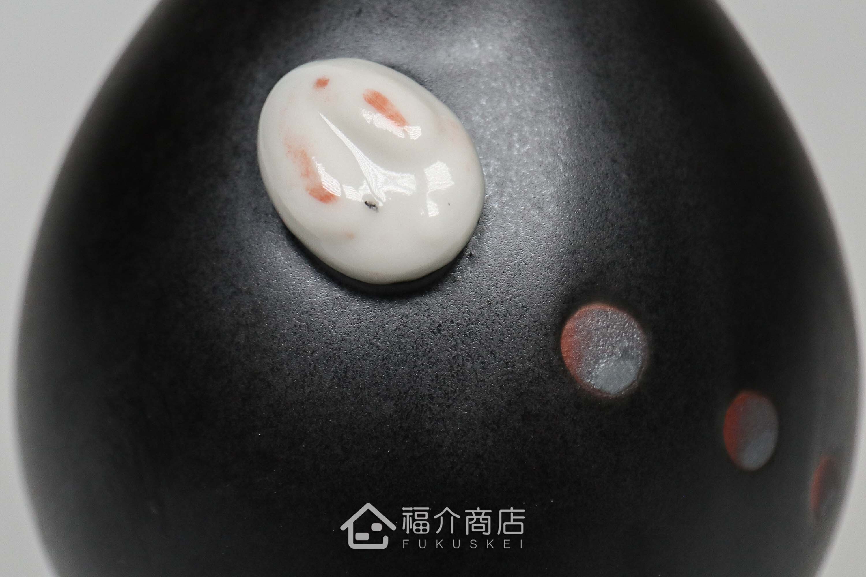 杯內有白兔造型的黑色清酒杯與黑色的月兔造型清酒壺