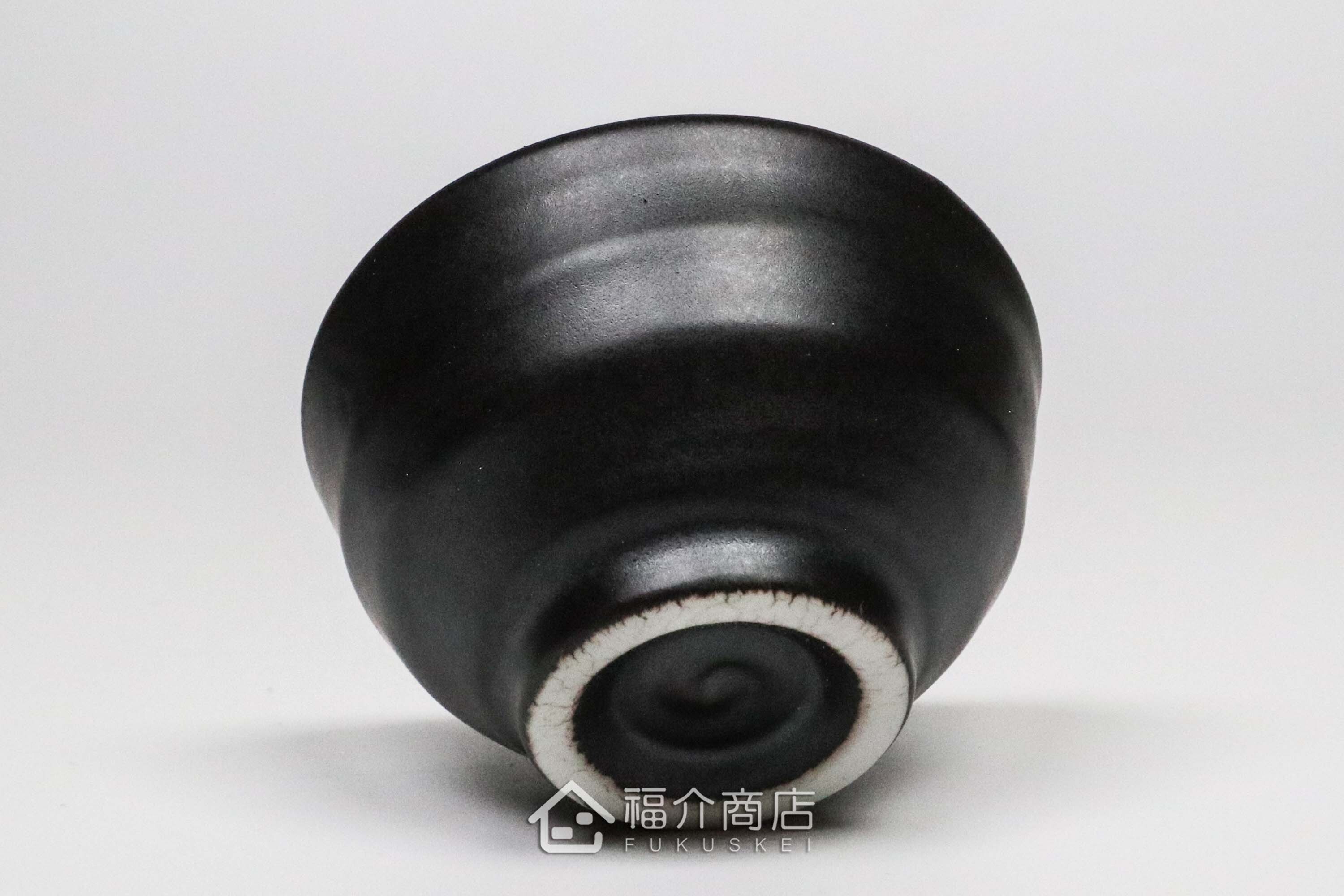 杯內有白兔造型的黑色清酒杯與黑色的月兔造型清酒壺