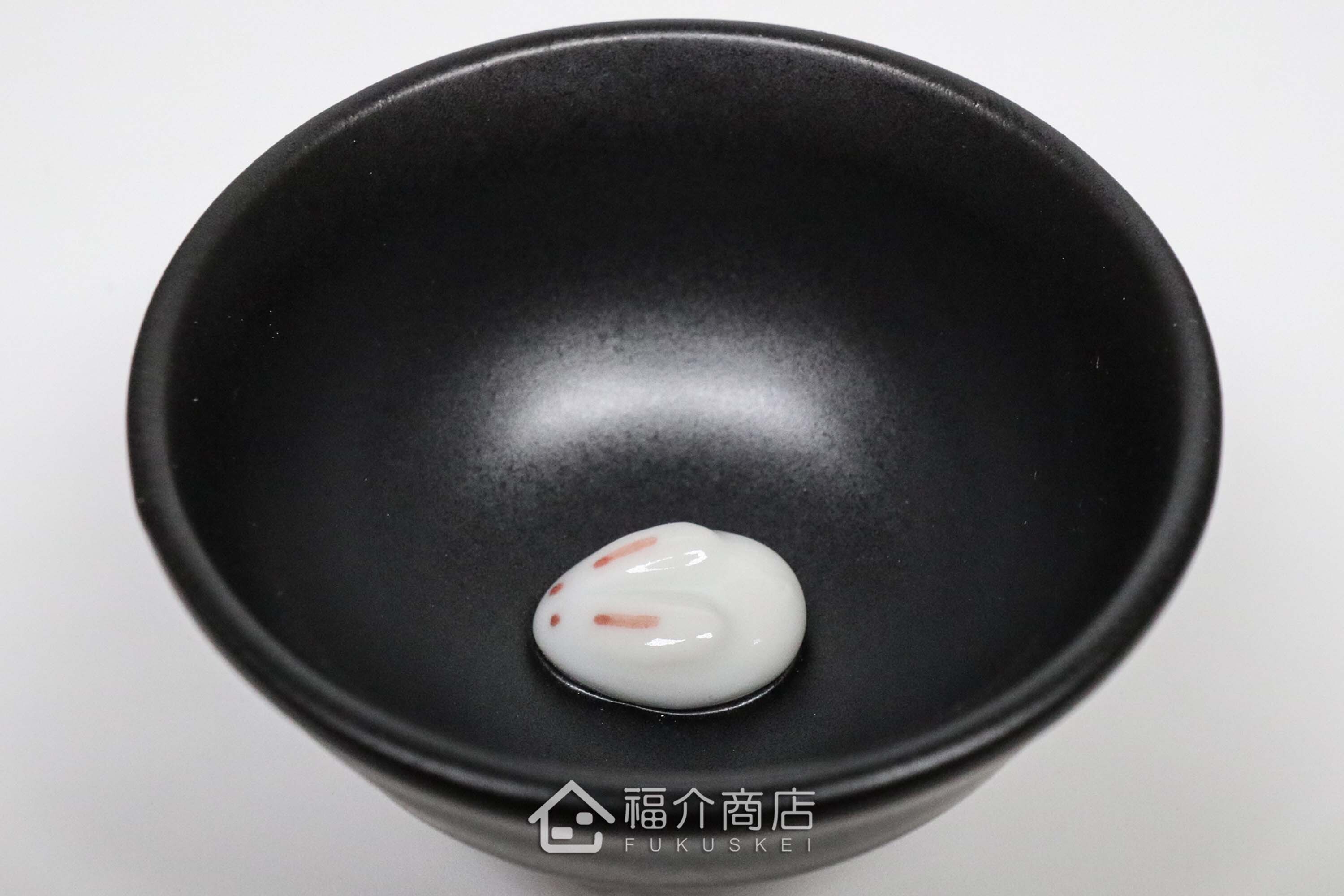 杯內有白兔造型的黑色清酒杯與黑色的月兔造型清酒壺