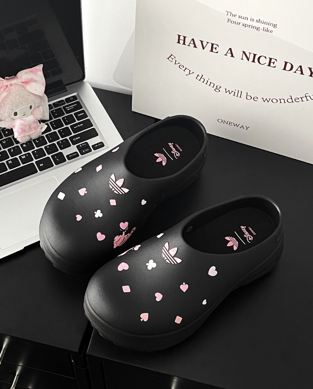 女鞋 ADIDAS X DISNEY ADIFOM STAN MULE 黑粉 柴郡貓 愛麗絲夢遊仙境 迪士尼 聯名款 厚底 懶人鞋 廚師鞋 拖鞋 穆勒鞋【KH5901】