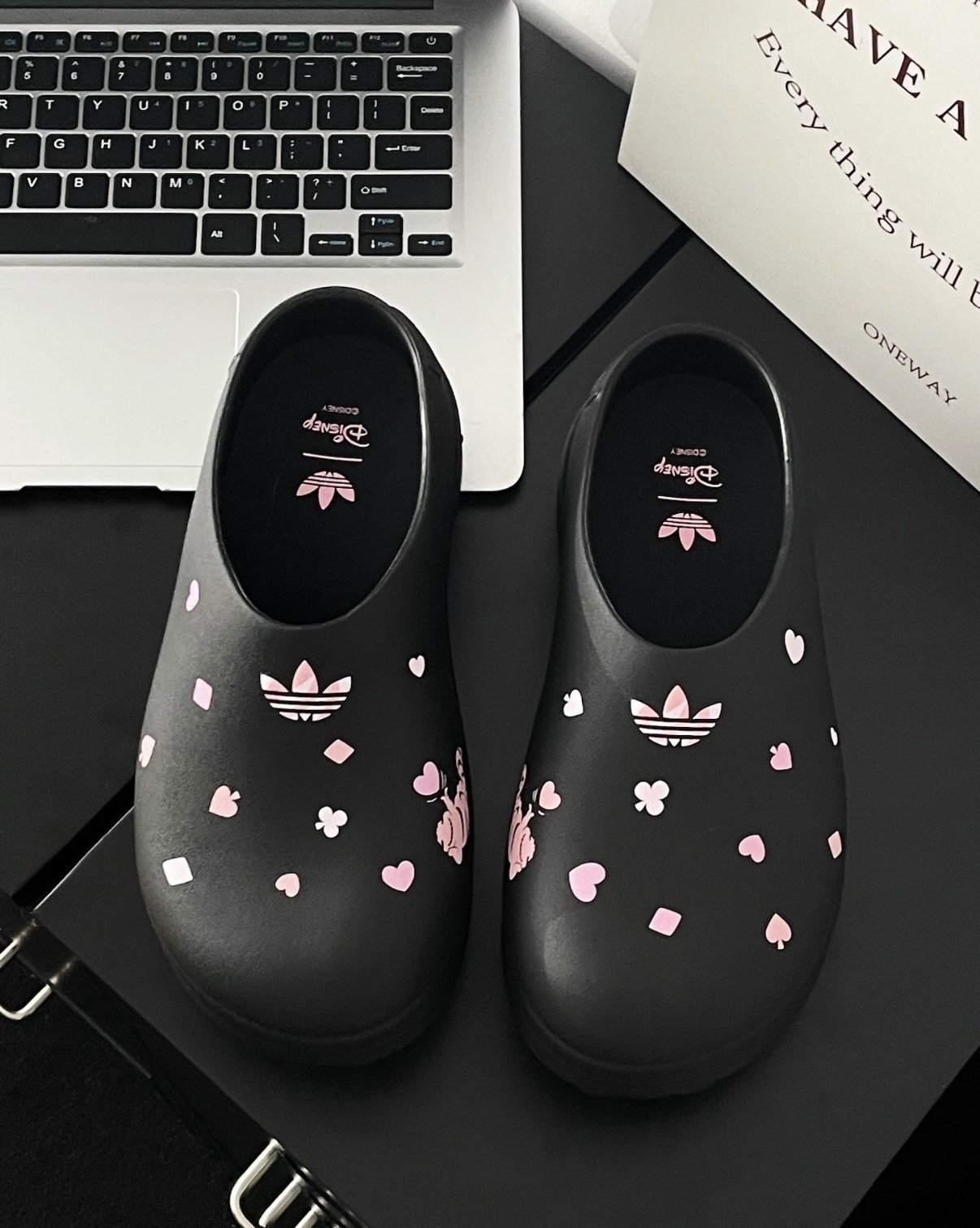 女鞋 ADIDAS X DISNEY ADIFOM STAN MULE 黑粉 柴郡貓 愛麗絲夢遊仙境 迪士尼 聯名款 厚底 懶人鞋 廚師鞋 拖鞋 穆勒鞋【KH5901】