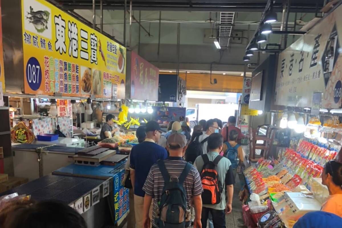 東港華僑市場必買生魚片與東港三寶烏魚子、櫻花蝦攤位實景
