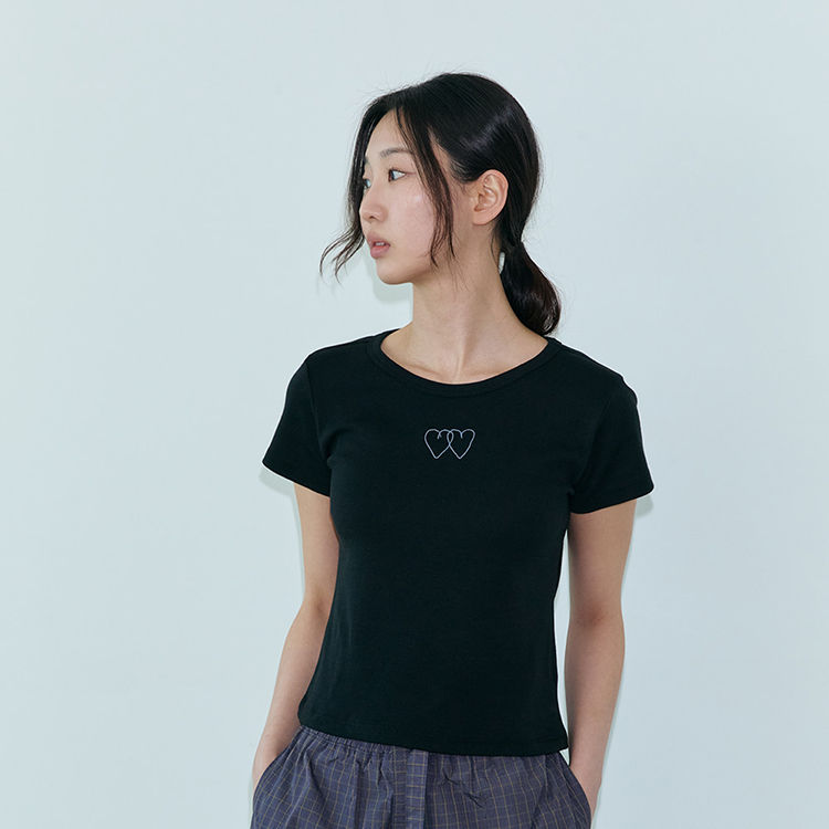 韓國 ooowl 經典愛心刺繡短版合身踢 黑色