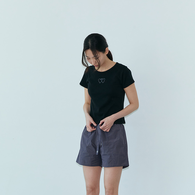 韓國 ooowl 經典愛心刺繡短版合身踢 黑色