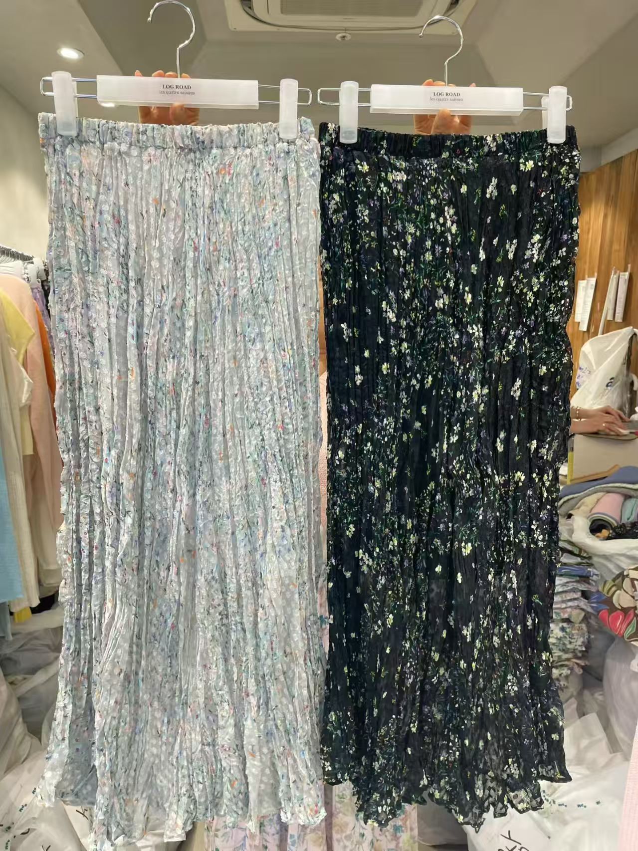 LR6304 碎花壓紋長裙