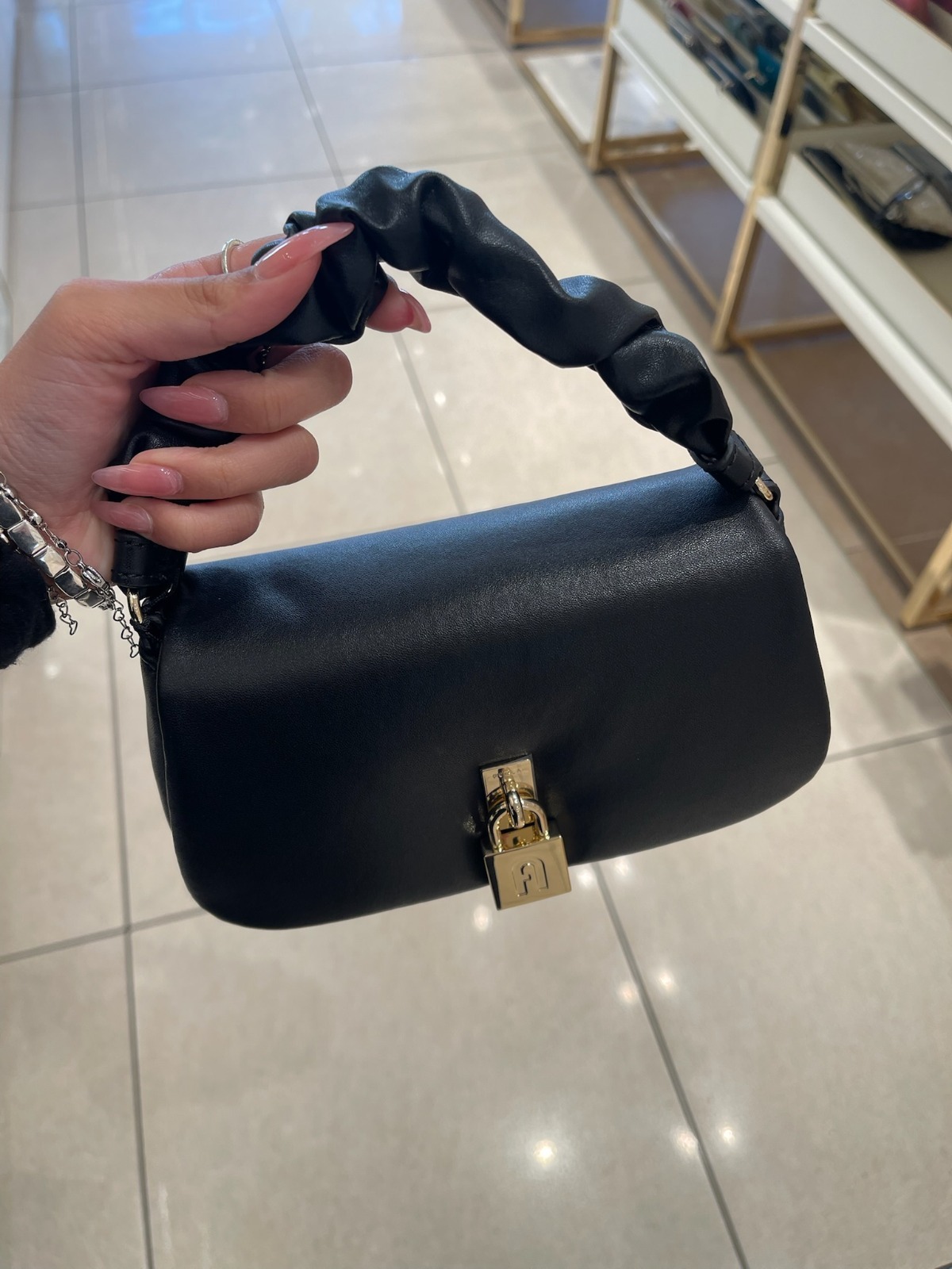 【預購】Furla H0621516 黑色Artemis斜孭袋（Nero）