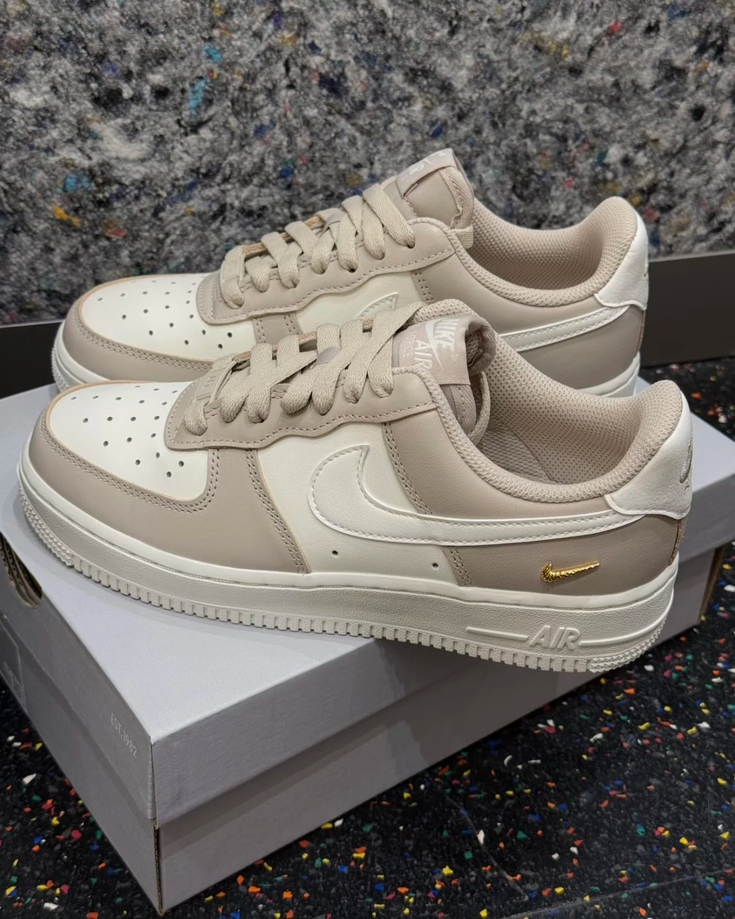 【預訂】NIKE AIR FORCE 1 小金剔燕麥奶茶-WOMEN