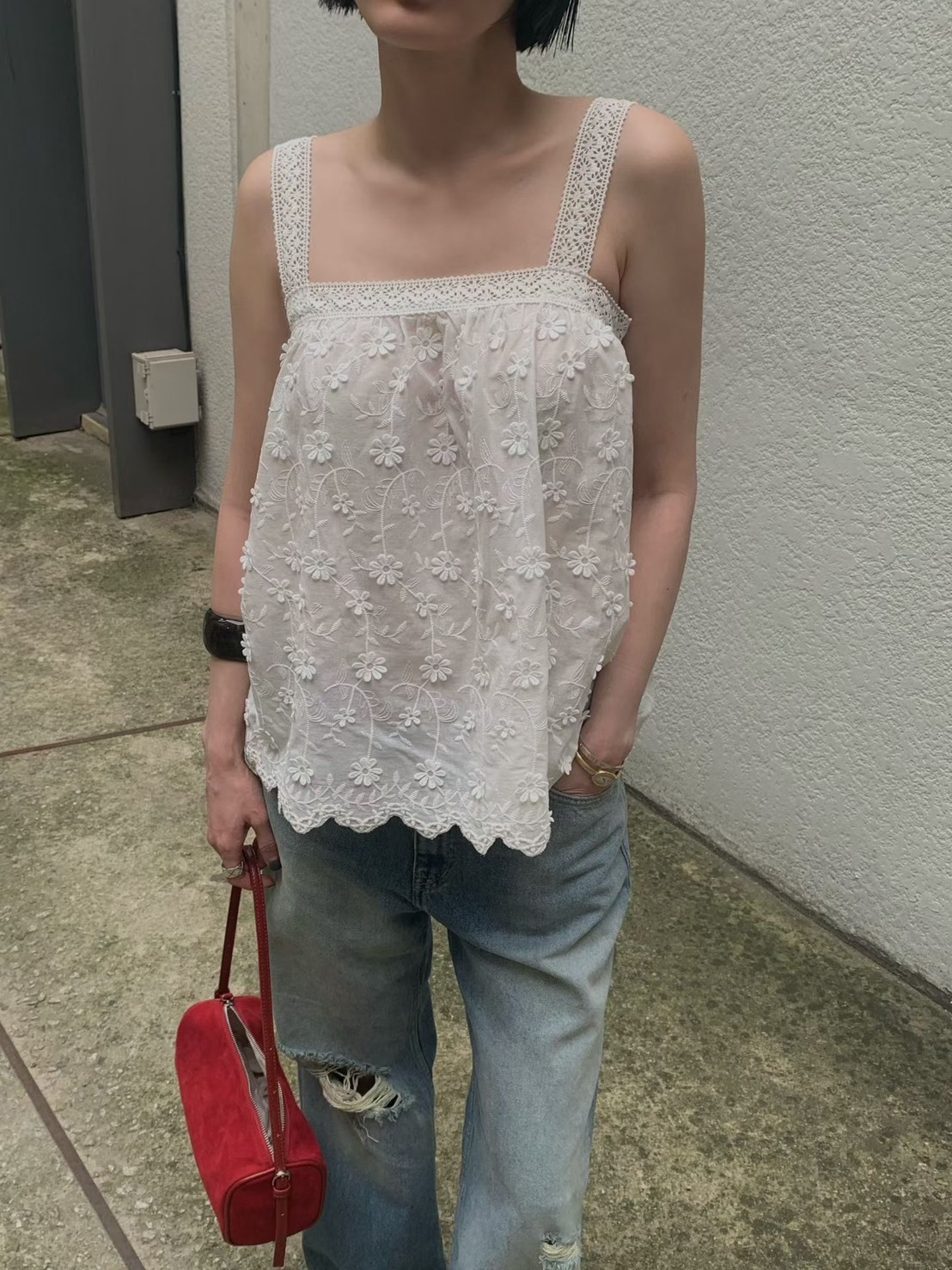 白色蕾絲貼花背心