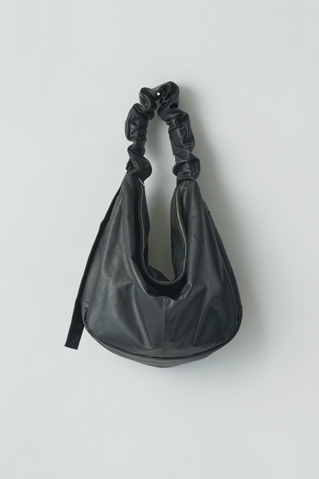 ssstein GOAT LEATHER SHIRRING HANDLE LEATHER SHOULDER BAG