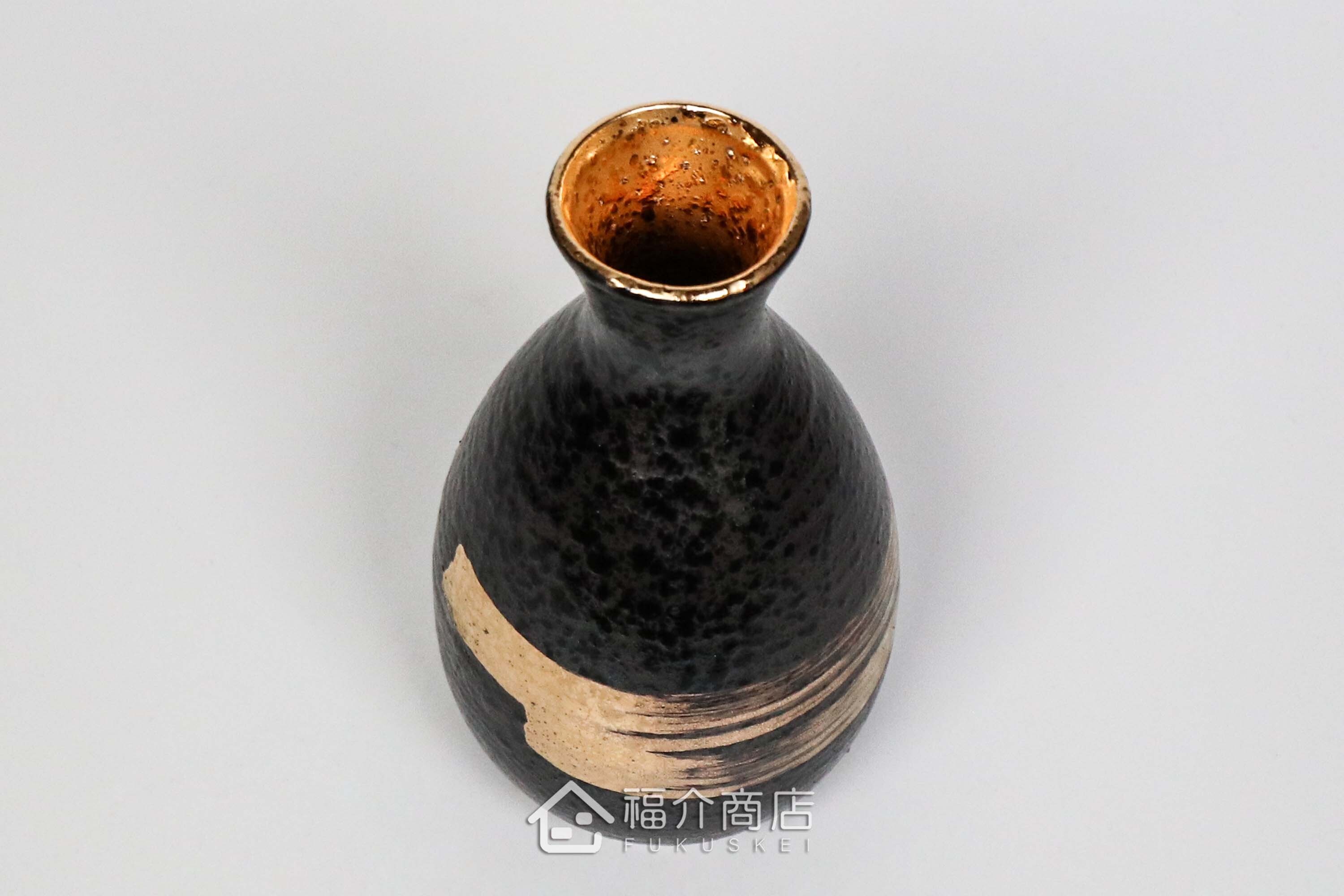 黑金色清酒杯與清酒壺