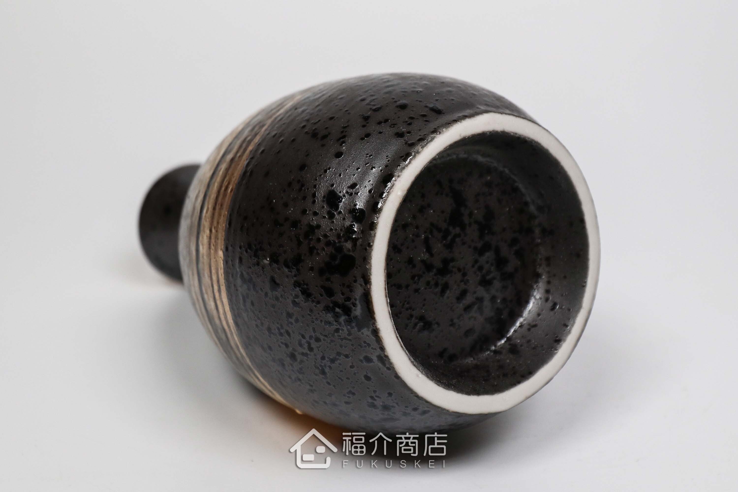 黑金色清酒杯與清酒壺
