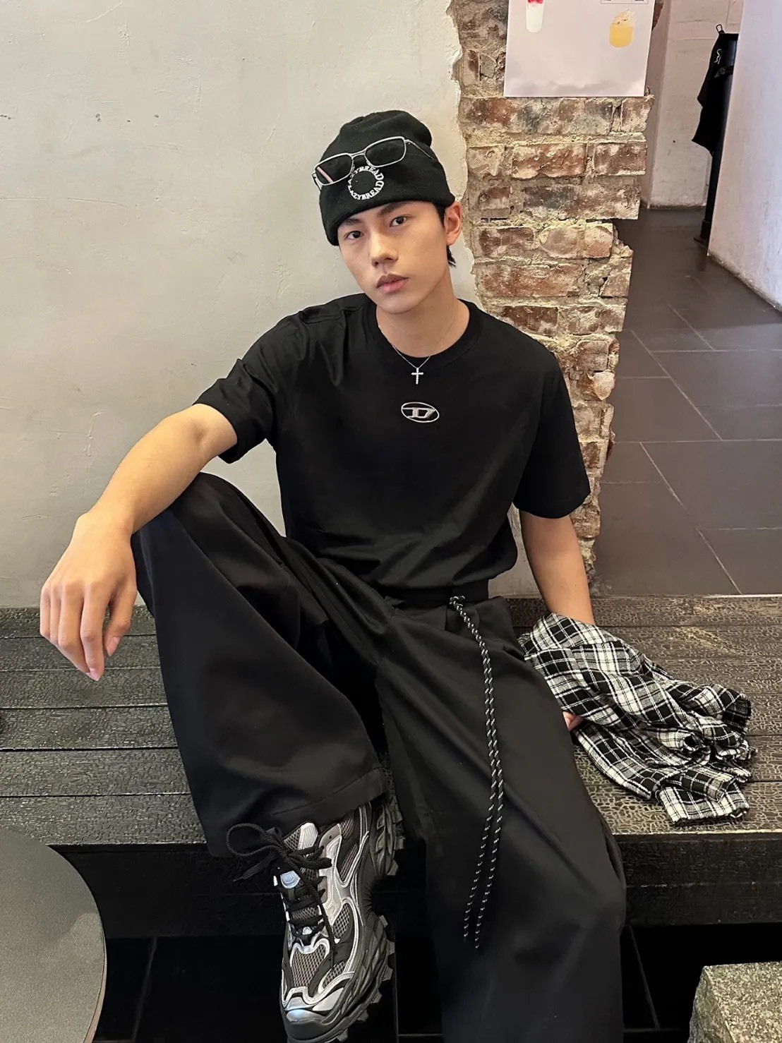 〈王鶴棣同款🖤〉DIESEL 金屬 Logo 休閒圓領短袖 T 恤 男款 黑色