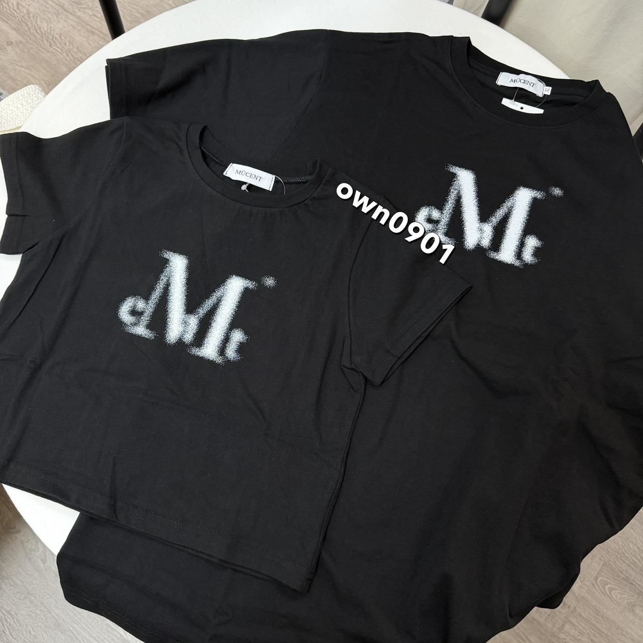 【OWN】Mucent 短袖 上衣 圓領 模糊 LOGO 寬鬆 短版 春夏 男女通用 情侶款 黑色 P00000ME