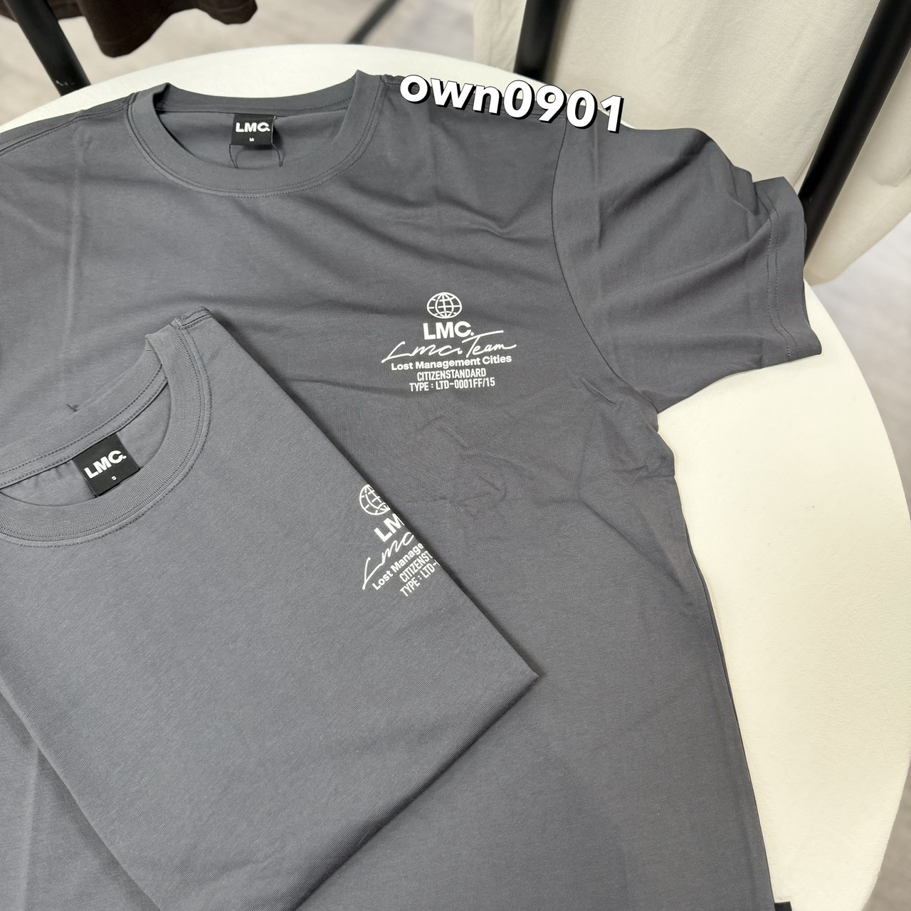 【OWN】LMC SIGNATURE GLOBE TEE 休閒 短袖 上衣 簽名 地球儀 小LOGO 素T 春夏 不分男女 炭灰