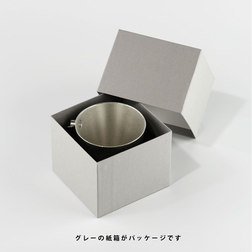 喝日本清酒的錫製片口壺與小酒杯