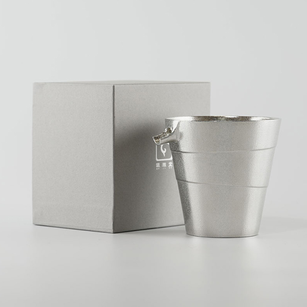 喝日本清酒的錫製片口壺與小酒杯