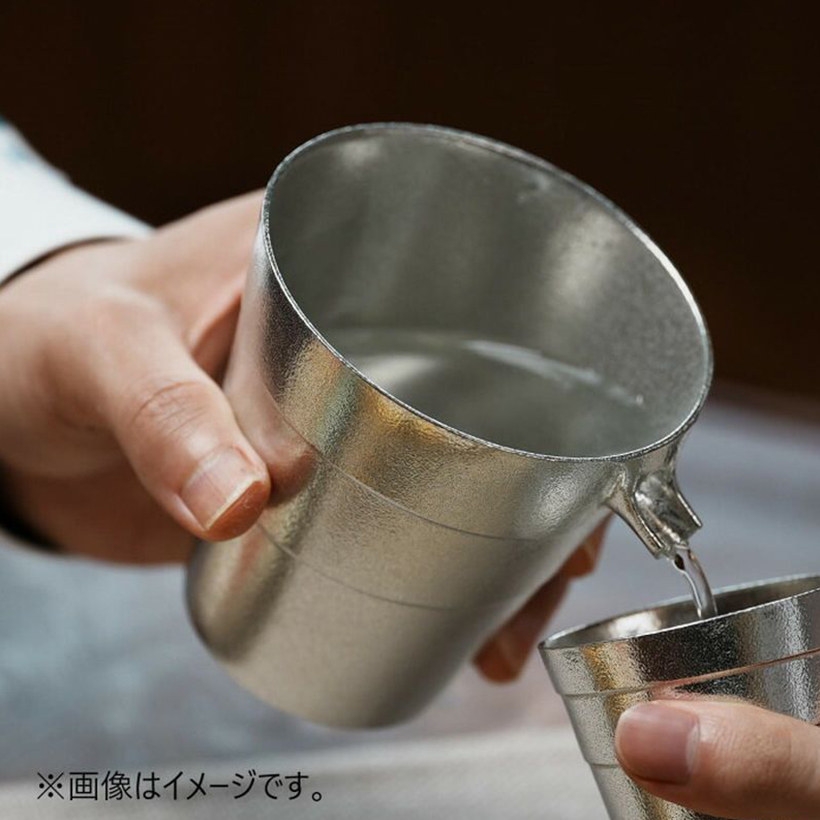 喝日本清酒的錫製片口壺與小酒杯
