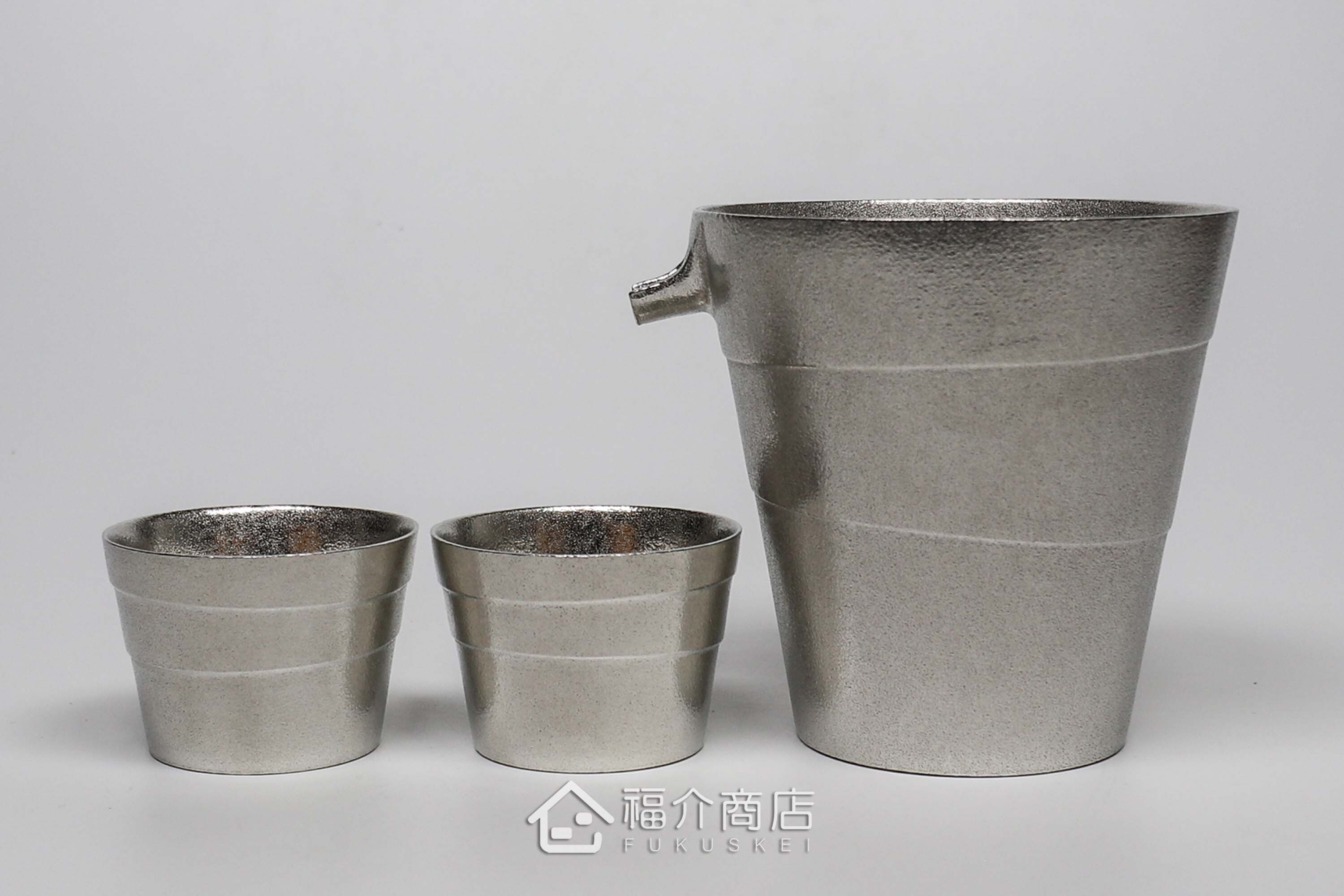 喝日本清酒的錫製片口壺與小酒杯