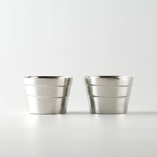 喝日本清酒的錫製片口壺與小酒杯