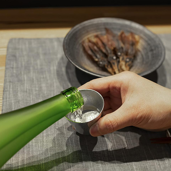 喝日本清酒的錫製片口壺與小酒杯