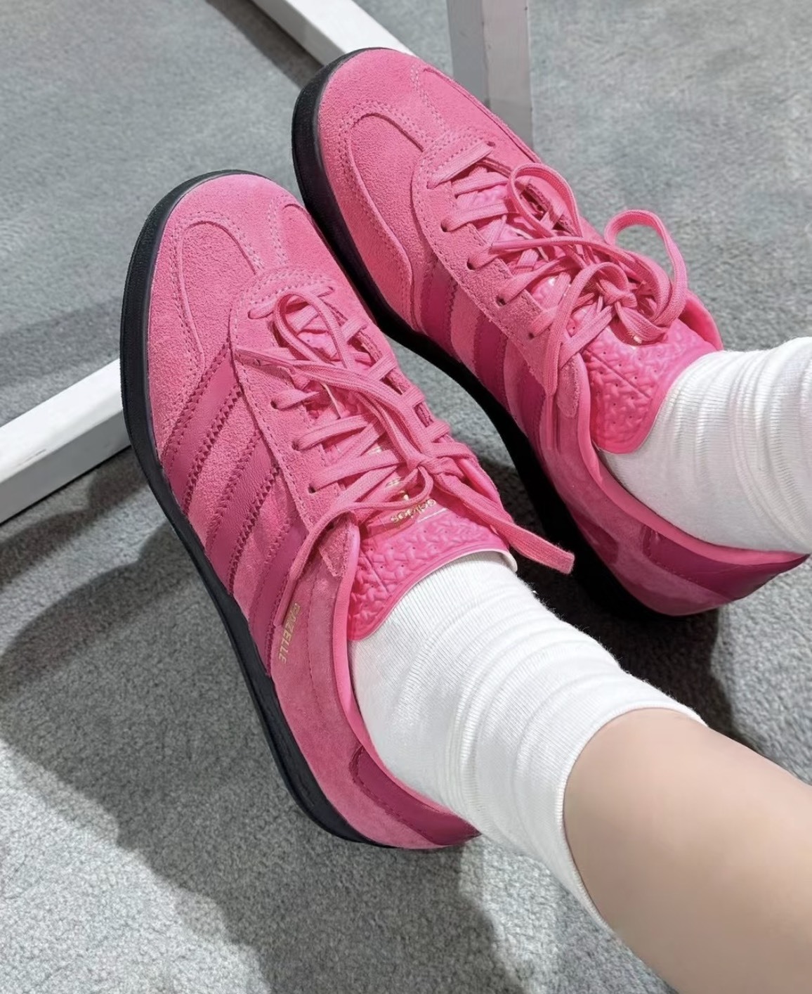 ADIDAS 休閒鞋 GAZELLE INDOOR 粉黑 桃粉 草莓熊 黑底 女 JI2585