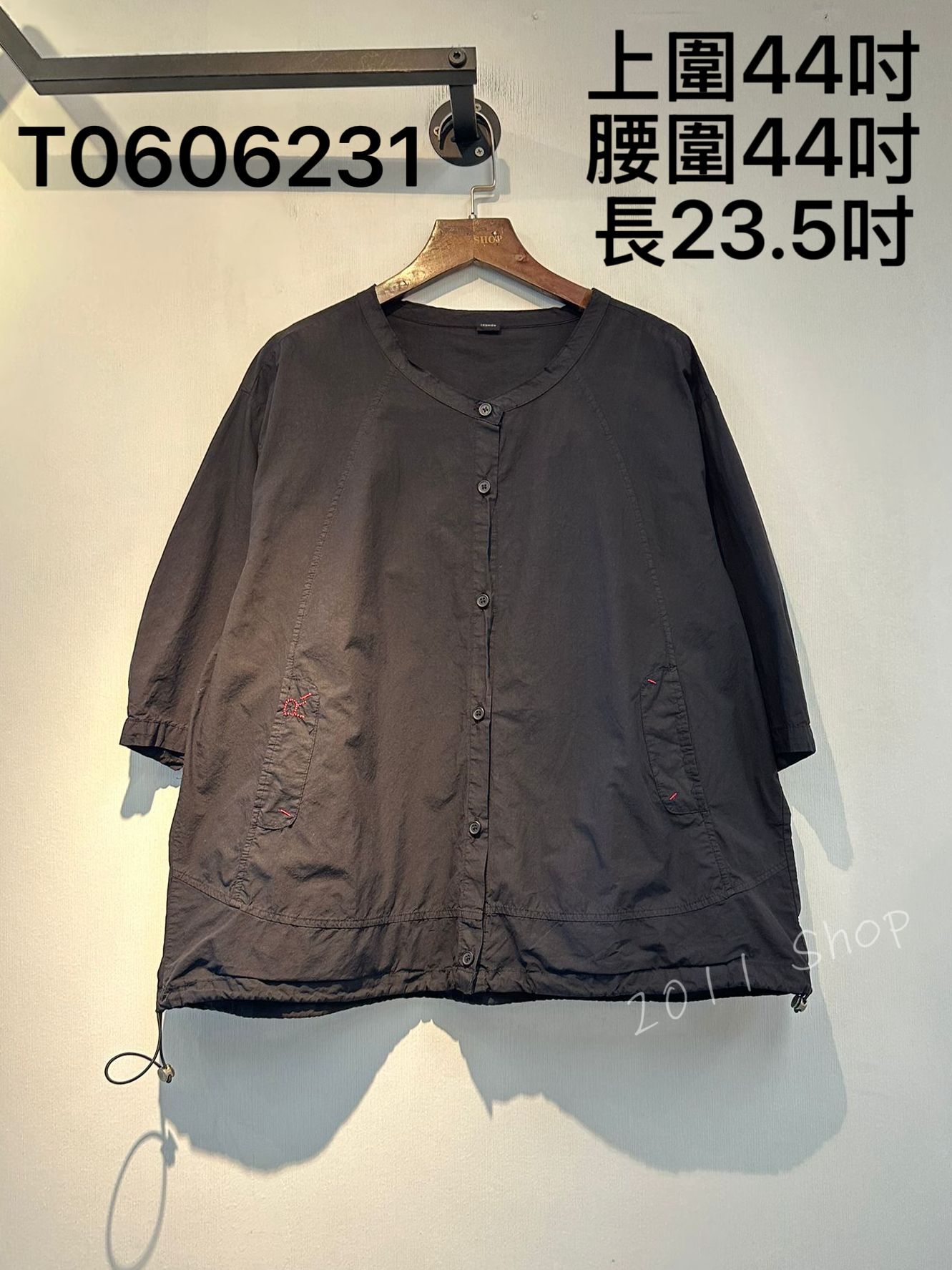 出口日本刺繡字母口袋鈕扣TOP  上圍44吋 腰圍44吋 長23.5吋  T0606231
