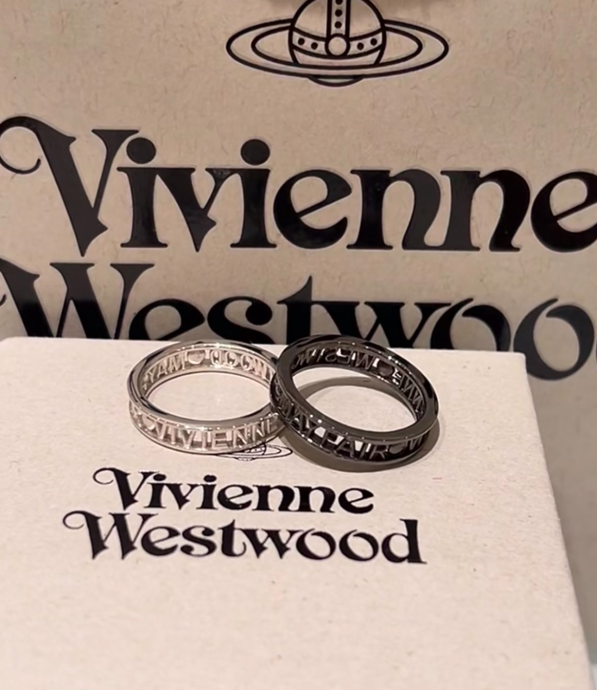〈情侶戒首選💍〉西太后 Vivienne Westwood 字母雕刻鏤空 925銀戒指 男女同款情侶戒 銀色 炭灰色