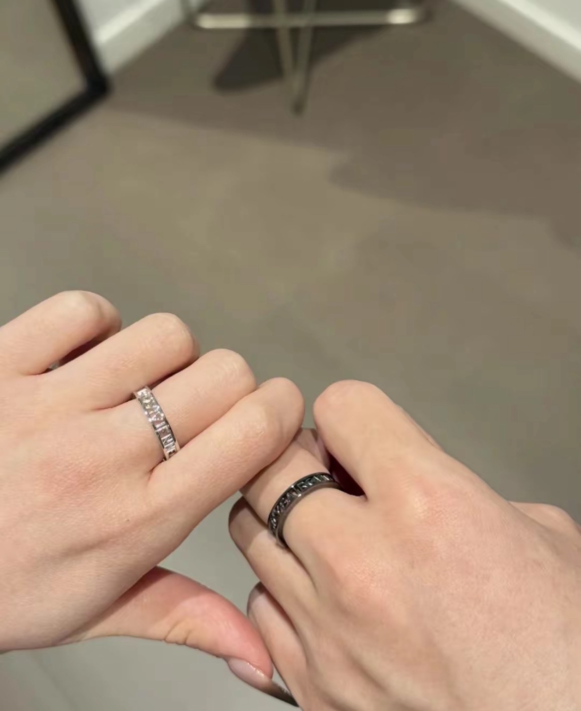 〈情侶戒首選💍〉西太后 Vivienne Westwood 字母雕刻鏤空 925銀戒指 男女同款情侶戒 銀色 炭灰色