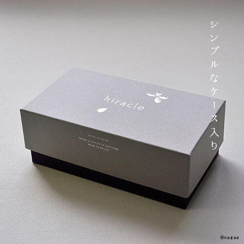 喝日本清酒的櫻花錫製片口壺與小酒杯