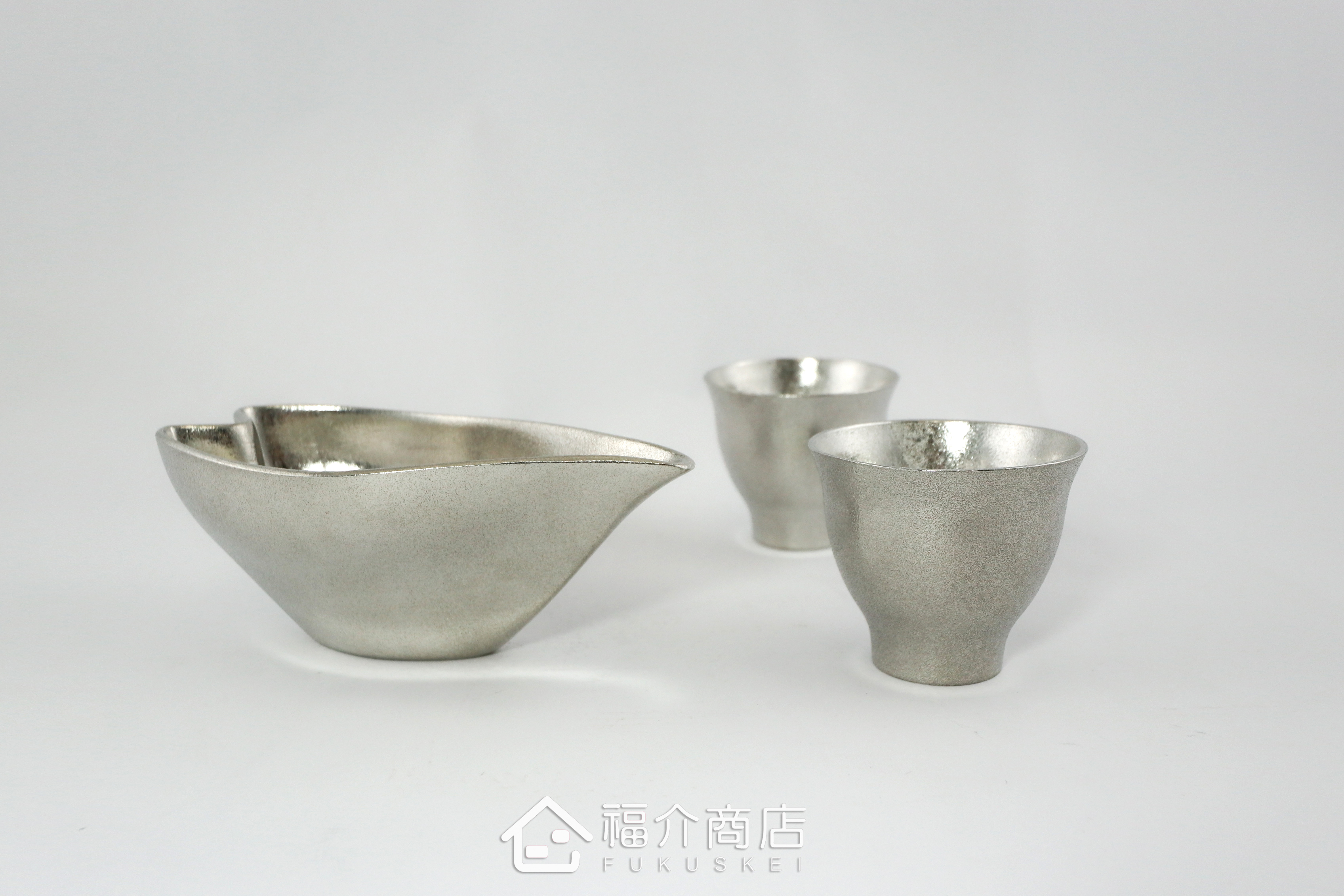 喝日本清酒的櫻花錫製片口壺與小酒杯