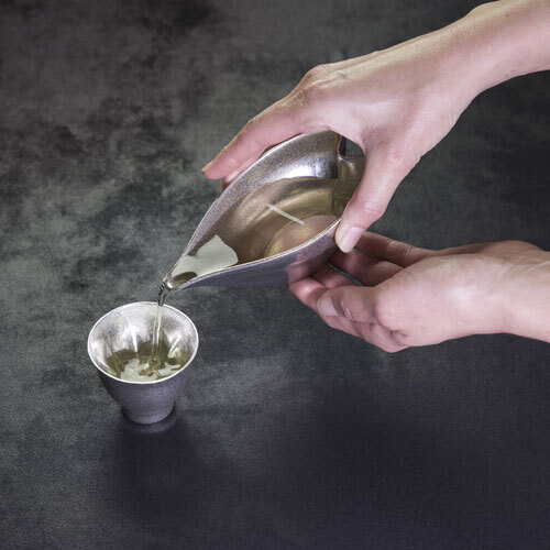 喝日本清酒的櫻花錫製片口壺與小酒杯